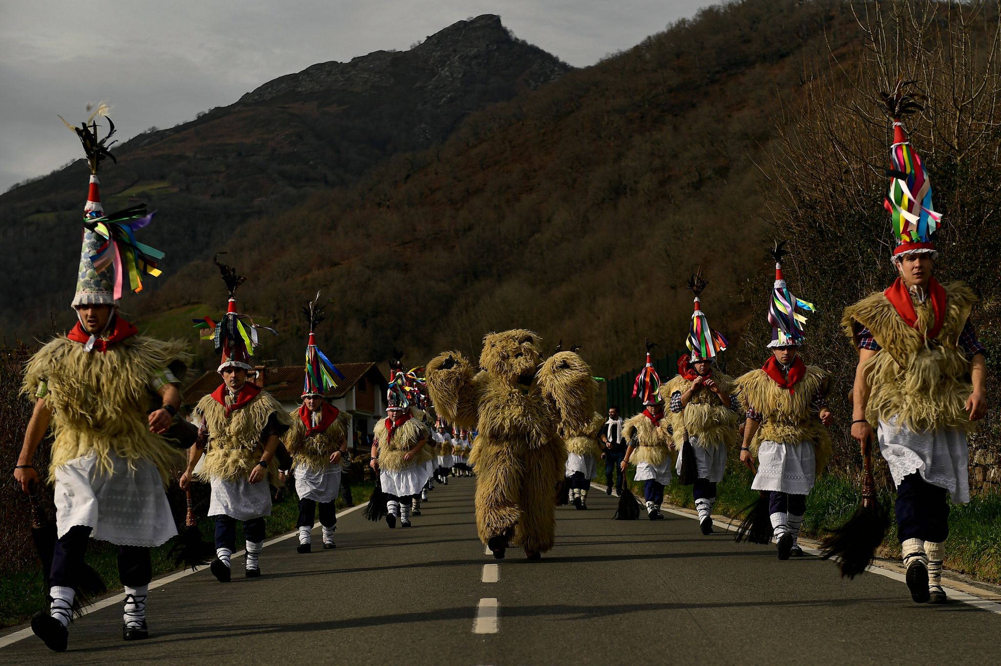 In Spitzenunterröcken und Schafsfellen gekleidet, nimmt diese Gruppe zwischen den Pyrenäendörfern Ituren und Zubieta an einem der ältesten Karnevalsfeste Europas teil.