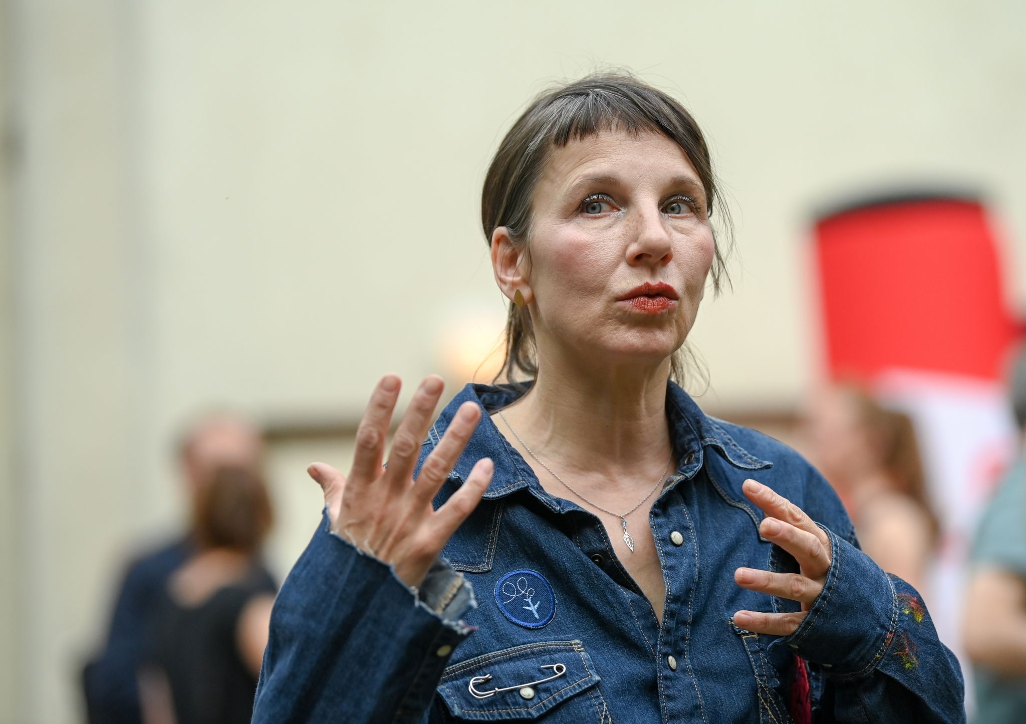 Schauspielerin Meret Becker war schon «Tatort»-Kommissarin. Nun stand sie für das Stück «Ratten auf der Flucht - Wie Nazitäter entkommen konnten» auf der Bühne des Berliner Ensembles.