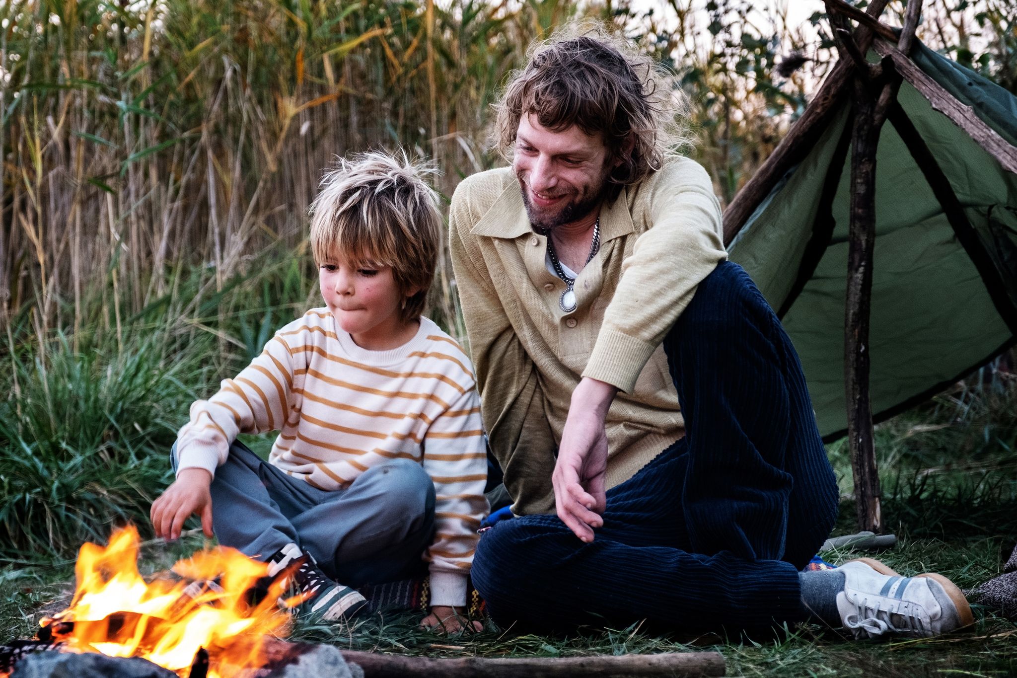Rickerl (Voodoo Jürgens) möchte ein guter Vater für seinen Sohn Dominik (Ben Winkler) sein.