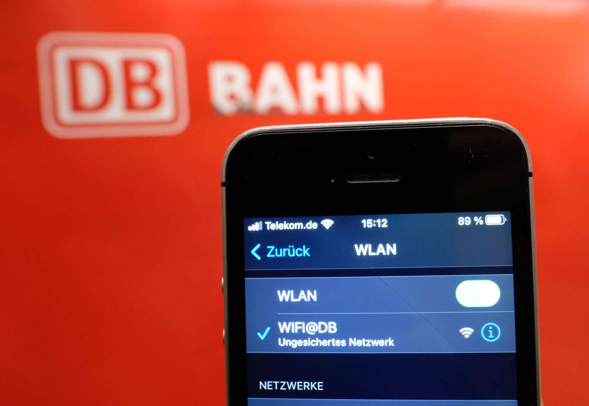 Fahrgäste können bundesweit nur an etwa jedem neunten DB-Bahnhof im kostenlosen WLAN-Netz des Konzerns surfen.