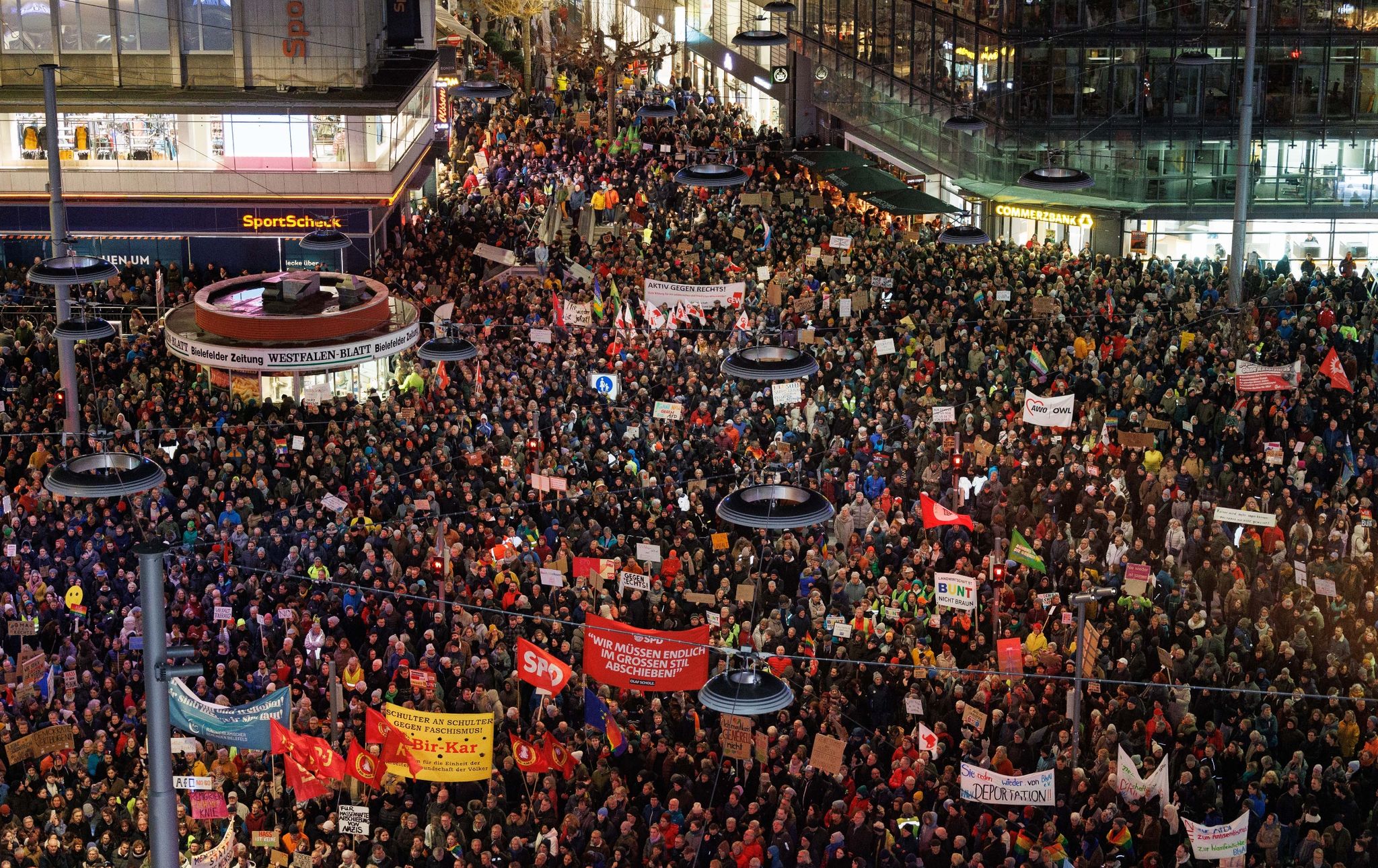 Tausende sind in Bielefeld auf dem Jahnplatz zusammengekommen, um gegen Rechtsextremismus zu demonstrieren.