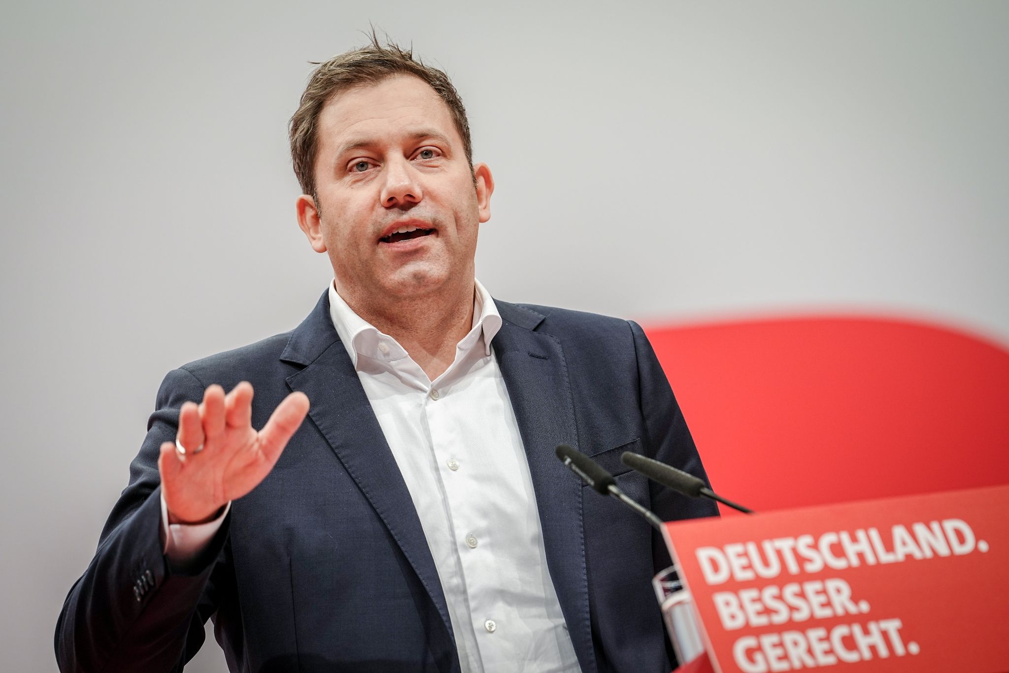 «Der Staat muss funktionieren, wenn es darum geht, Menschen, die nicht bei uns bleiben können, zurückzuführen», sagt SPD-Chef Lars Klingbeil.