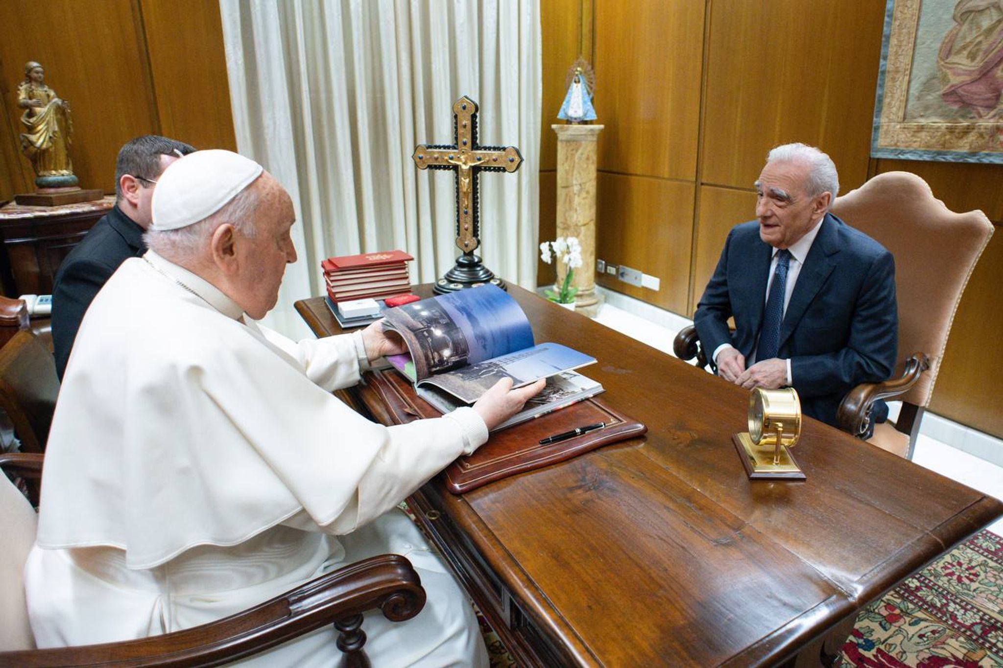 Papst Franziskus (l) empfängt den US-amerikanischen Regisseur Martin Scorsese zu einer Audienz.