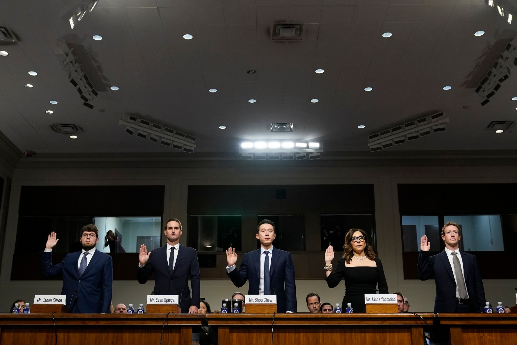 Mark Zuckerberg (Meta, v.r.), Linda Yaccarino (X), Shou Zi Chew (TikTok), Evan Spiegel (Snap) und Jason Citron (Discord) zu Beginn der Anhörung in Washington.