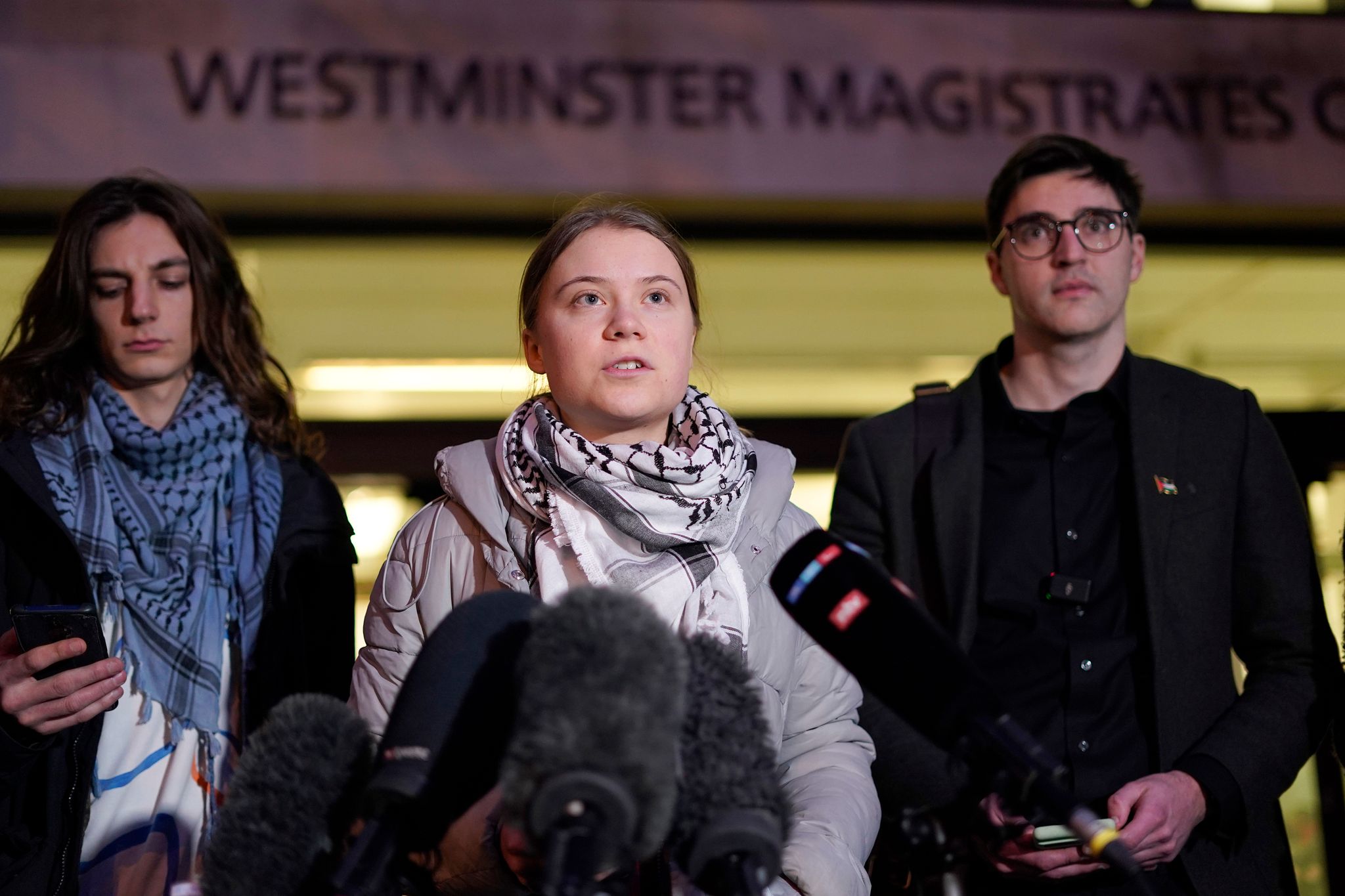 Die Klimaaktivistin Greta Thunberg spricht nach Prozessauftakt vor dem Westminster Magistrates Court in London zu Journalisten. Ihr wird Störung der öffentlichen Ordnung vorgeworfen.