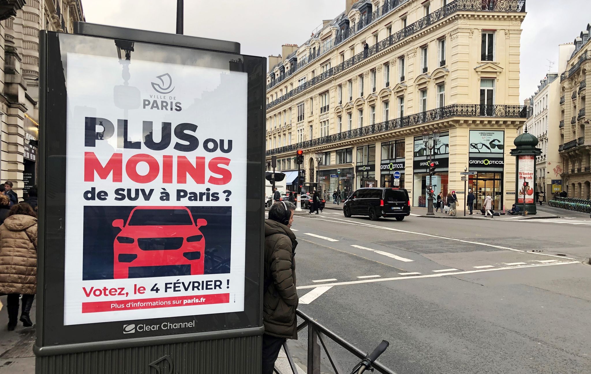 Die Pariser Bevölkerung kann bei einer Befragung entscheiden, ob es zur Verdreifachung der Parkgebühren auf öffentlichen Parkplätzen für die schweren Stadtgeländewagen kommen soll.