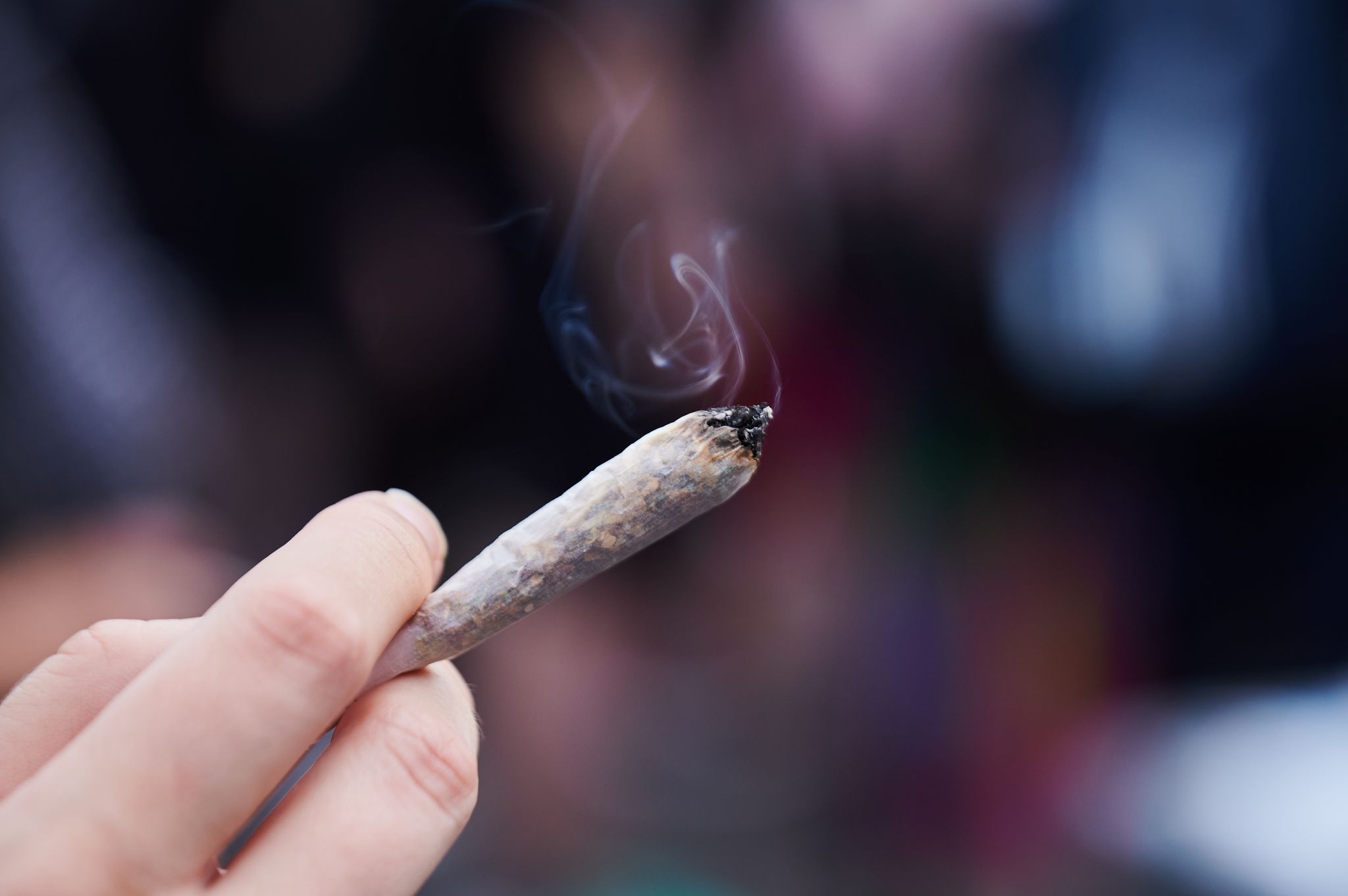 Eine Frau hält einen Joint in der Hand: Cannabis wird von der Liste der verbotenen Substanzen gestrichen.