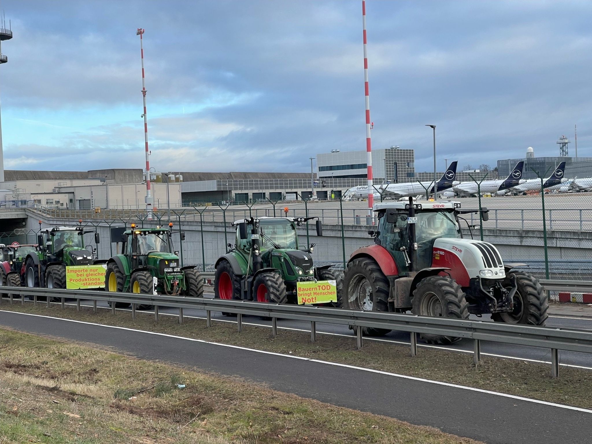 Traktoren am Flughafen Frankfurt.