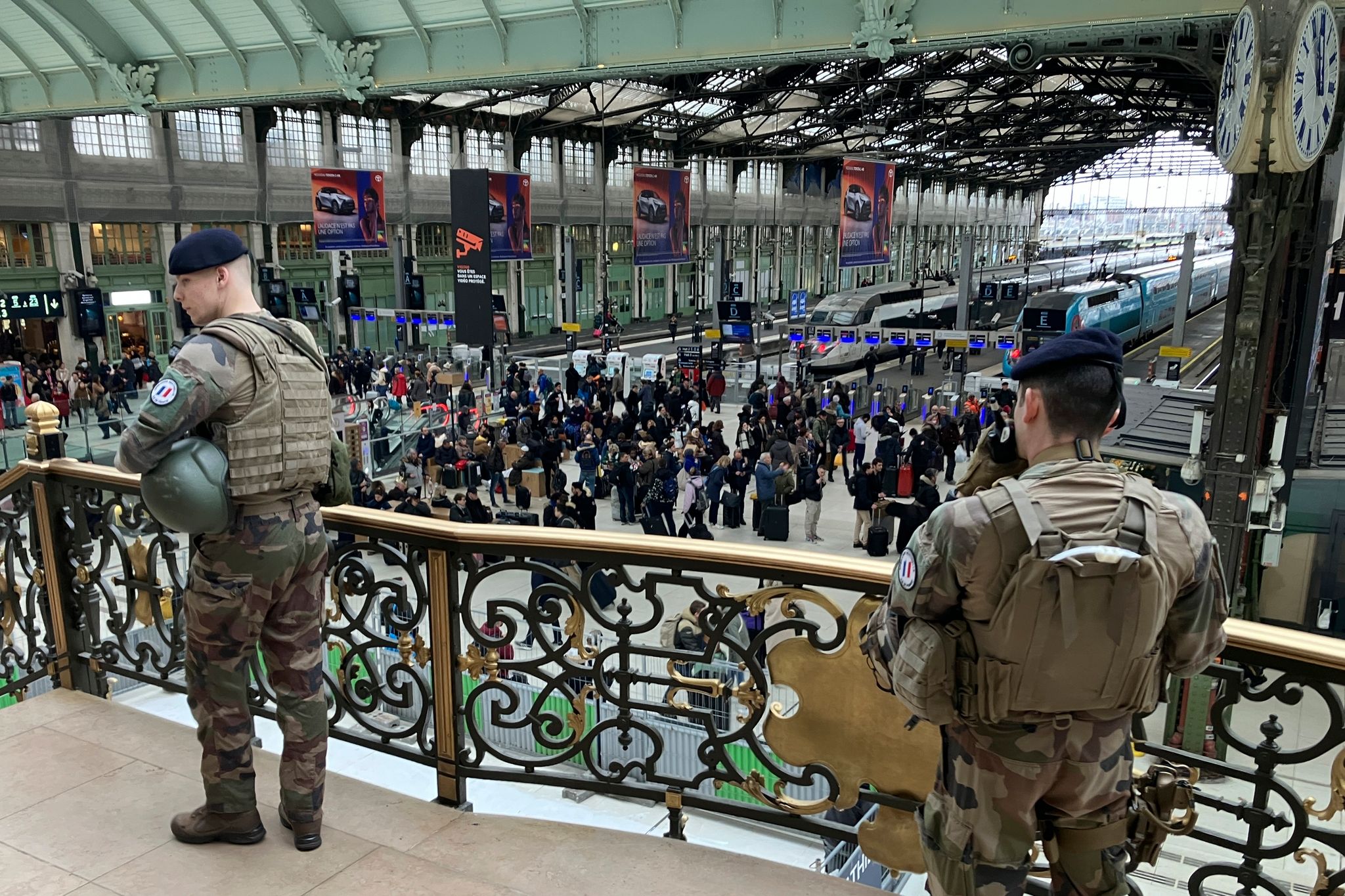 Soldaten patrouillieren nach einer Messerattacke im Pariser Hauptbahnhof Gare de Lyon, bei der drei Menschen verletzt worden sind.