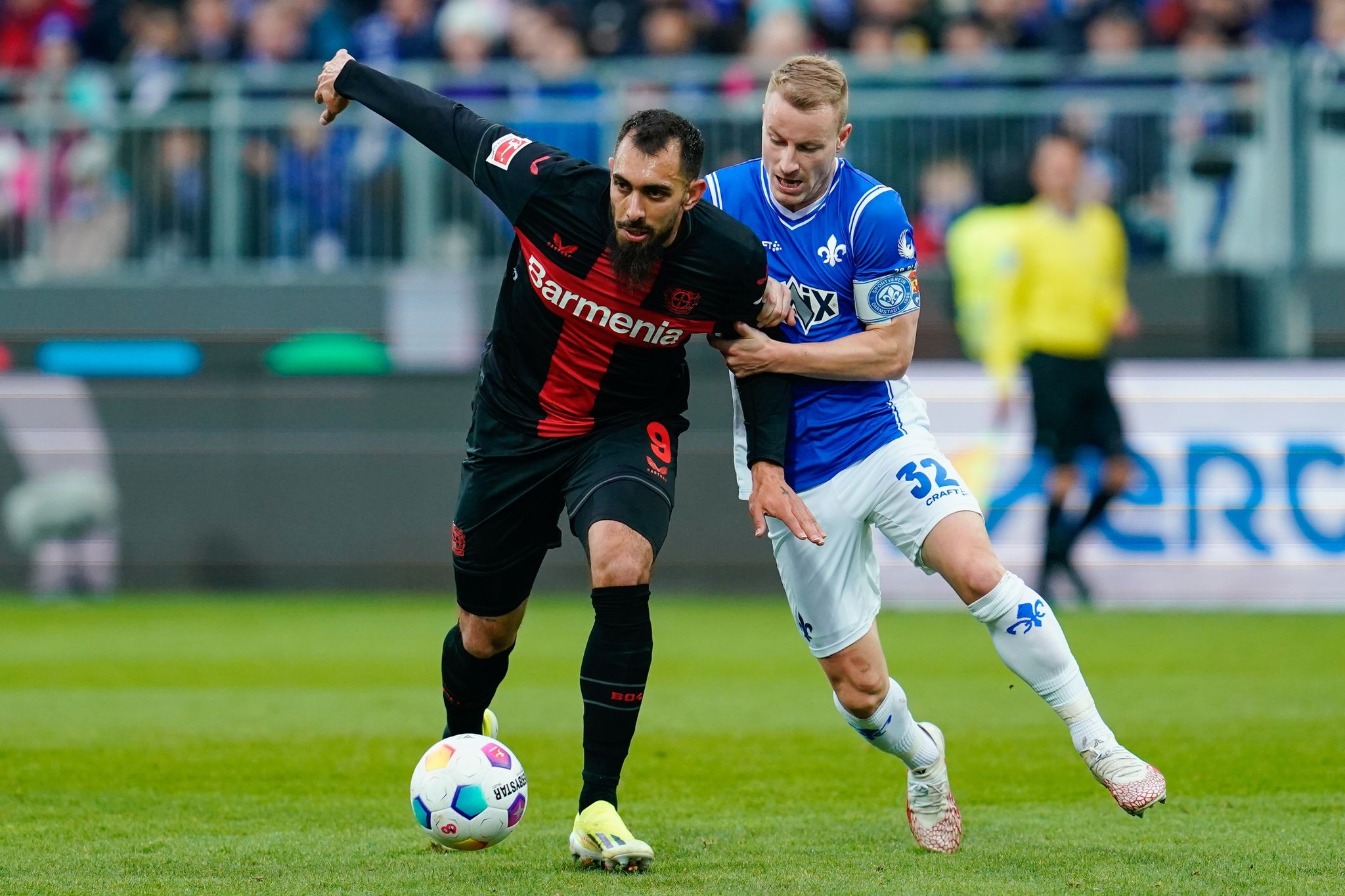 Darmstadt bemüht sich gegen Leverkusen: Fabian Holland (r.) im Duell gegen Leverkusens Borja Iglesias.