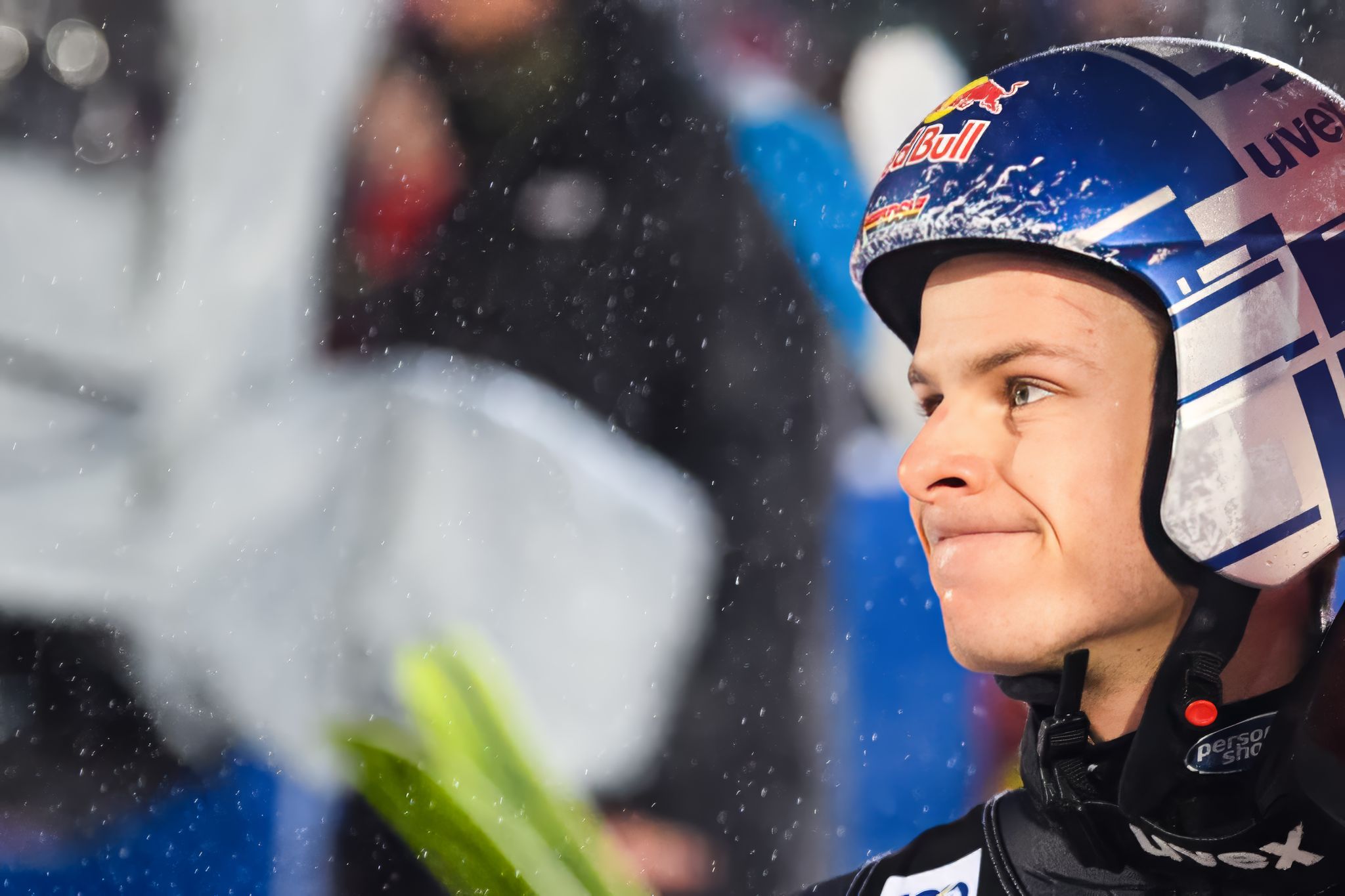 Der Blick verrät einiges: Skispringer Andreas Wellinger, der als Siebter nach dem ersten Durchgang noch Chancen auf das Podest hatte, fiel beim Weltcup in Willingen mit 125,5 Metern im zweiten Sprung auf Rang 17 zurück.