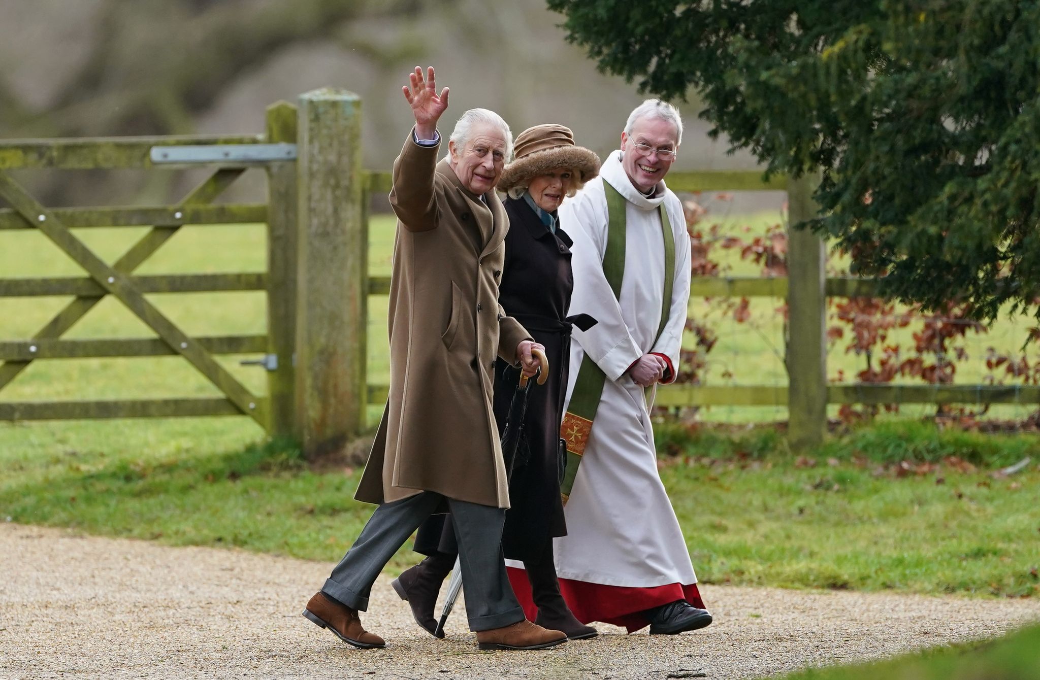 Der britische König Charles III. und Königin Camilla kommen zu einem Sonntagsgottesdienst in der St. Mary Magdalene Church.