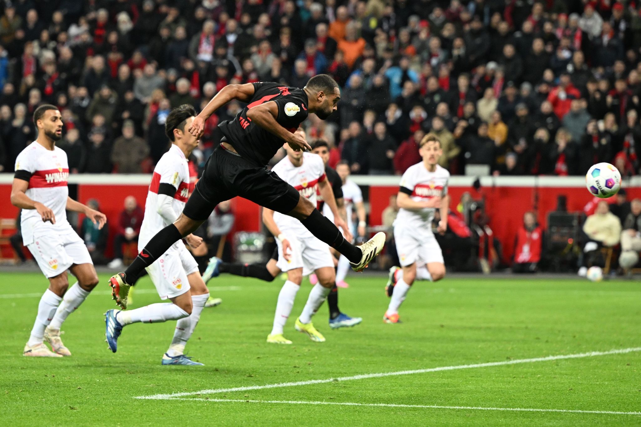 Jonathan Tah köpfte Leverkusen in der 90. Minute zum Sieg.