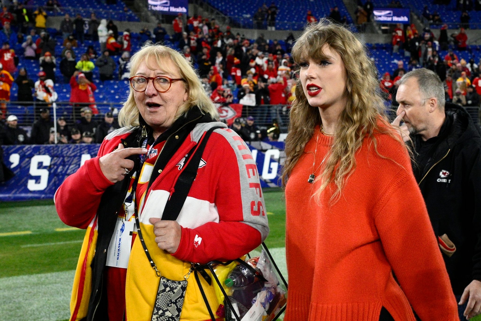 Taylor Swift (r) und Donna Kelce, die Mutter von Swifts Partner Travis Kelce,  nach einem NFL-Footballspiel.