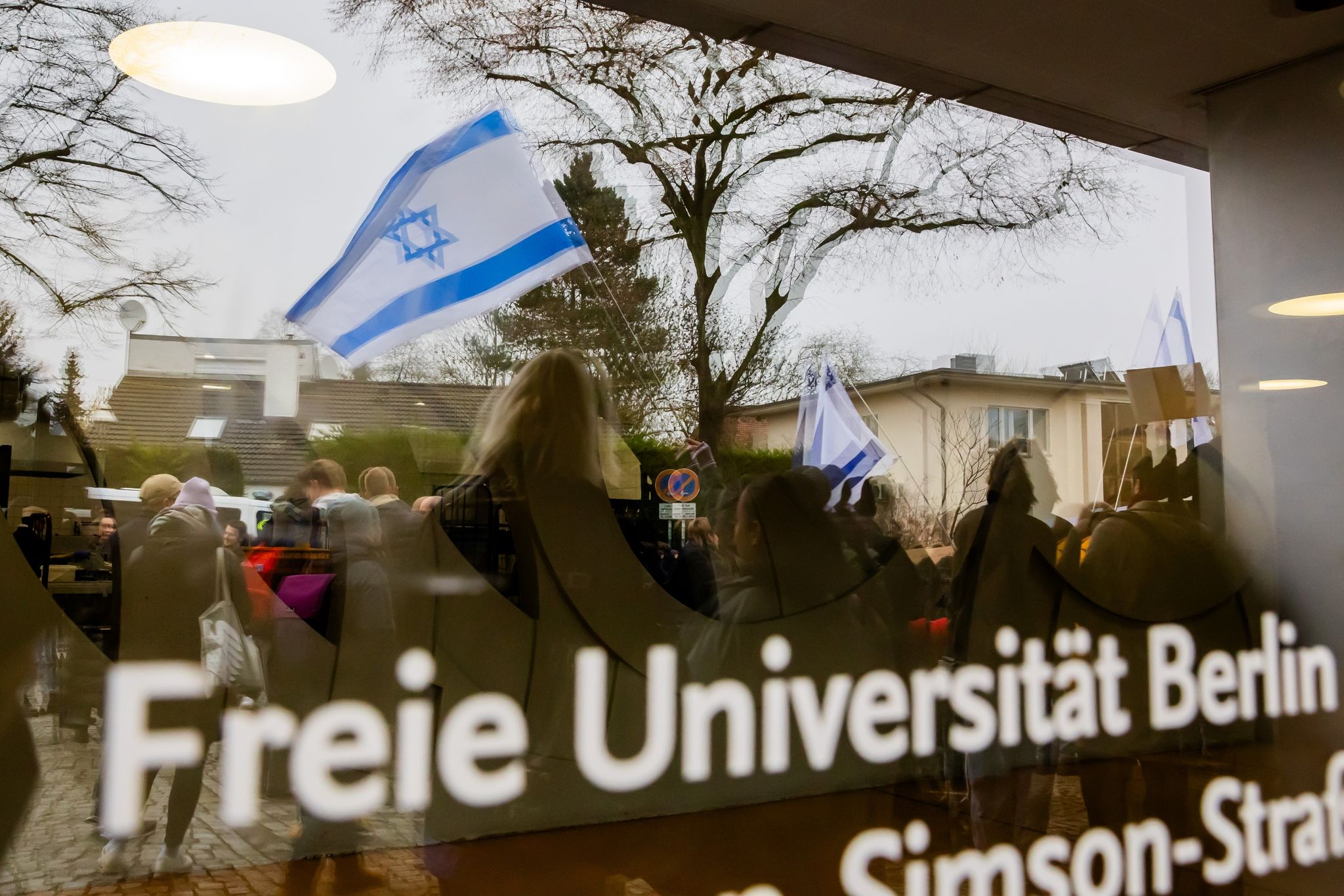 Nach dem Angriff auf einen jüdischen Studenten hat die Freie Universität Berlin Konsequenzen gezogen. Die Universität erlasse gegen den Tatverdächtigen ein Hausverbot zum Schutz der Hochschul-Mitglieder auf dem Campus, teilte die Uni mit.
