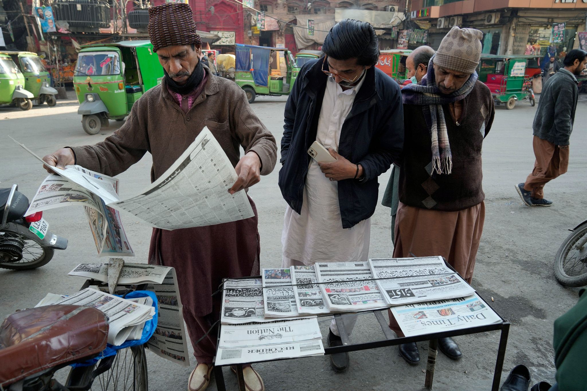 Menschen lesen an einem Stand in Lahore die Morgenzeitung. Pakistans Wahlen waren überschattet von Internetsperren und Manipulationsvorwürfen.