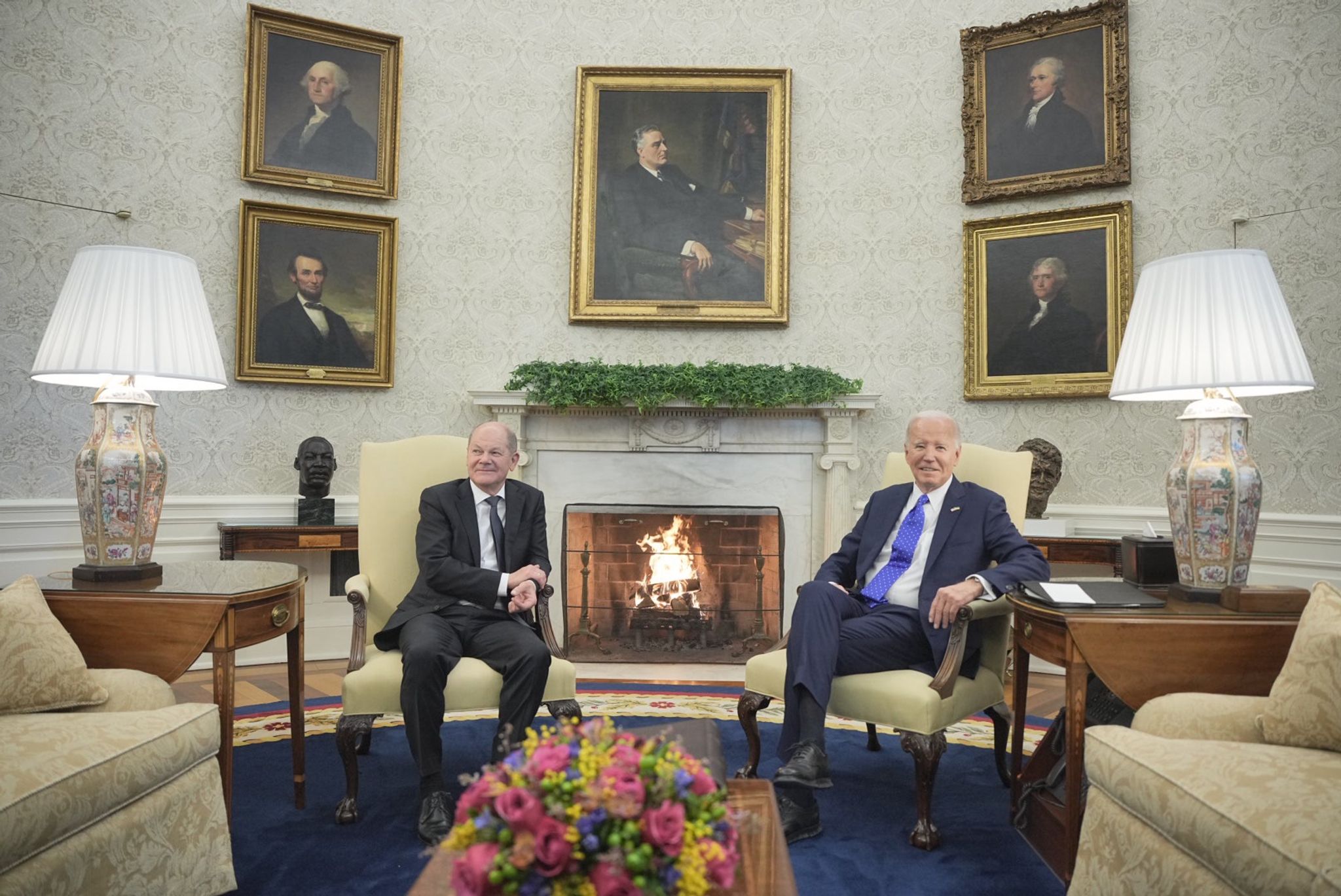 Einigkeit im Oval Office: Bundeskanzler Olaf Scholz (l) und US-Präsident Joe Biden halten weitere Militärhilfe für die Ukraine für alternativlos.