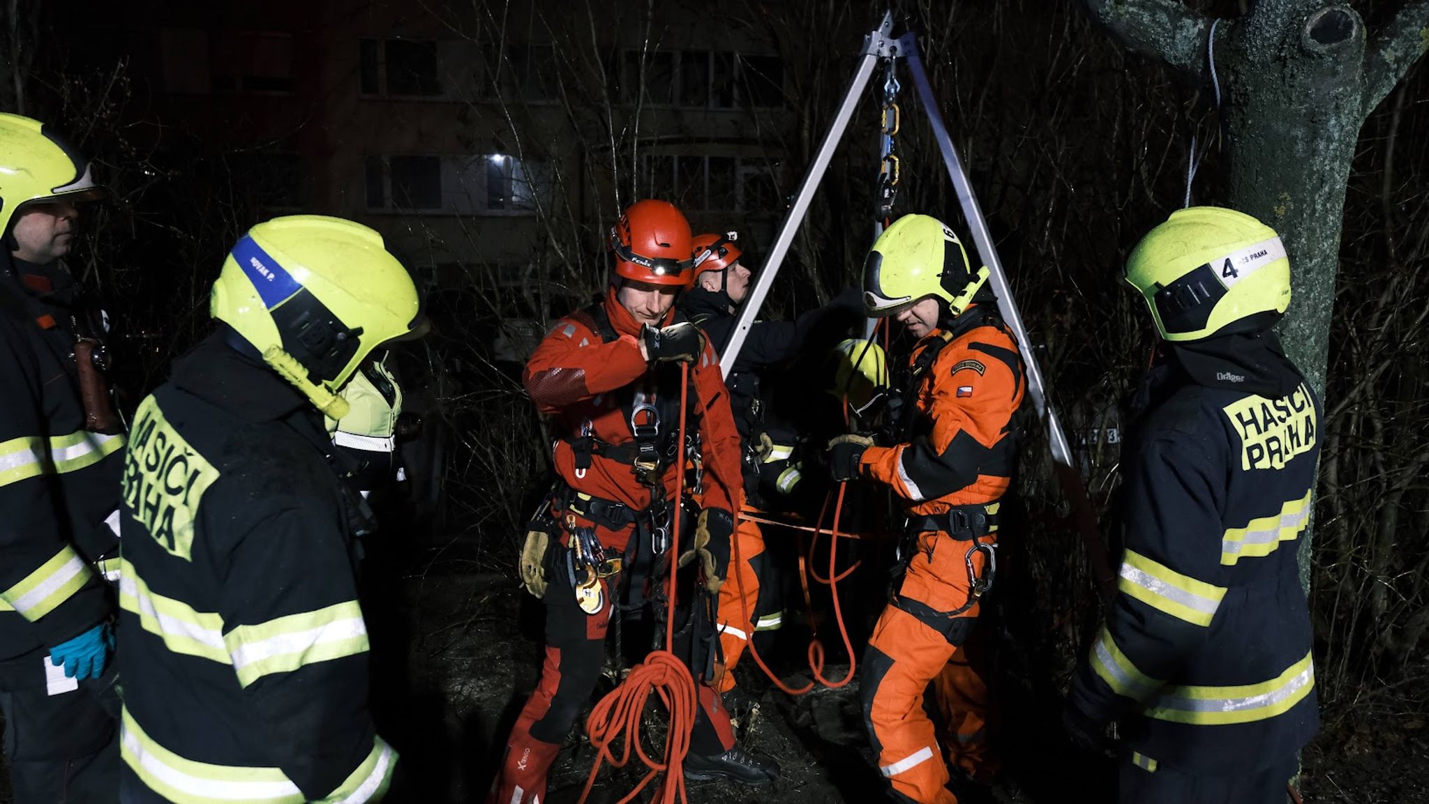 Einsatzkräfte der Feuerwehr sind am Unglücksort im Prager Stadtteil Petrovice im Einsatz.