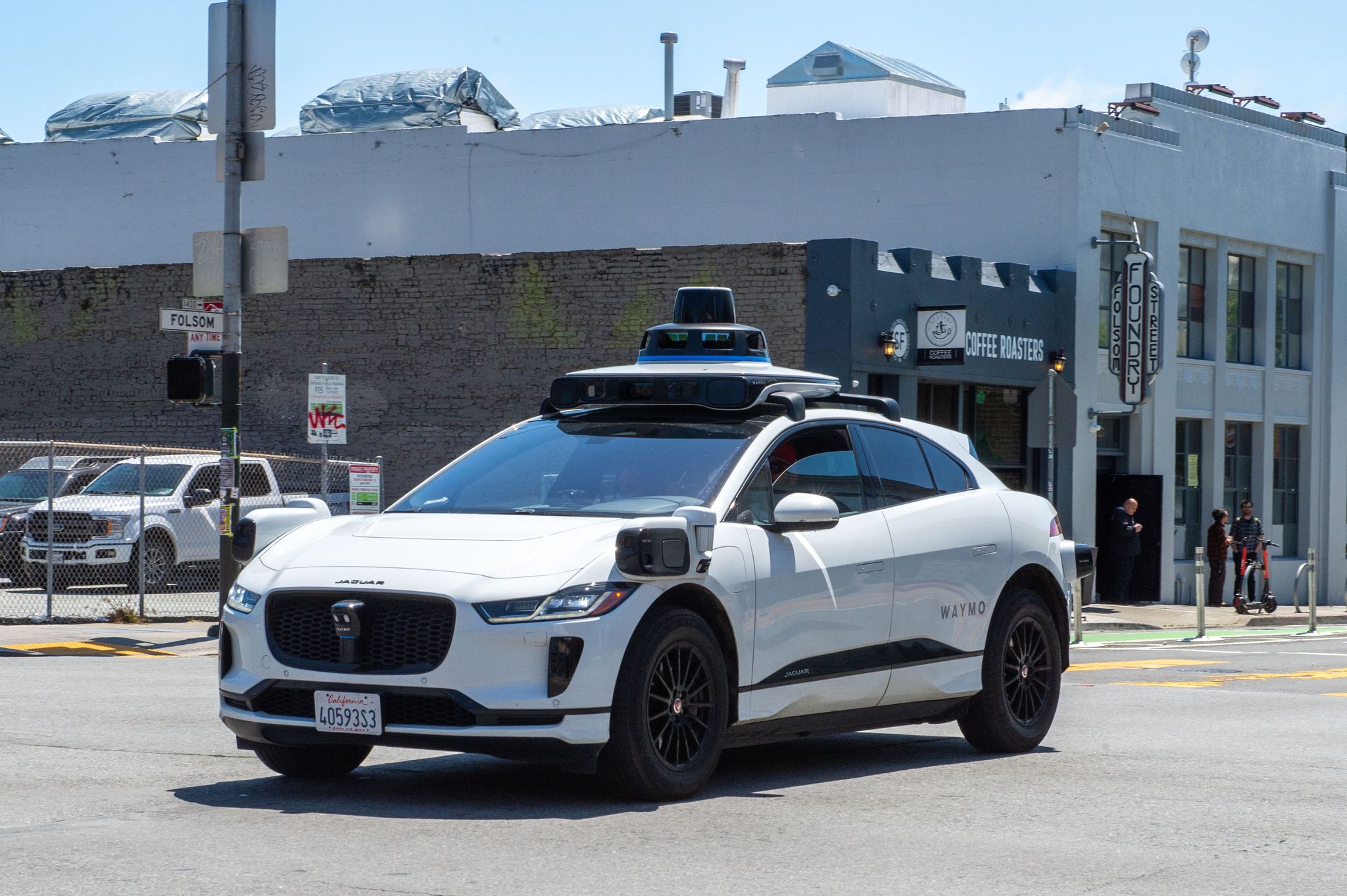 Ein selbstfahrendes Auto der Google-Schwesterfirma Waymo ist im Straßenverkehr von San Francisco unterwegs.