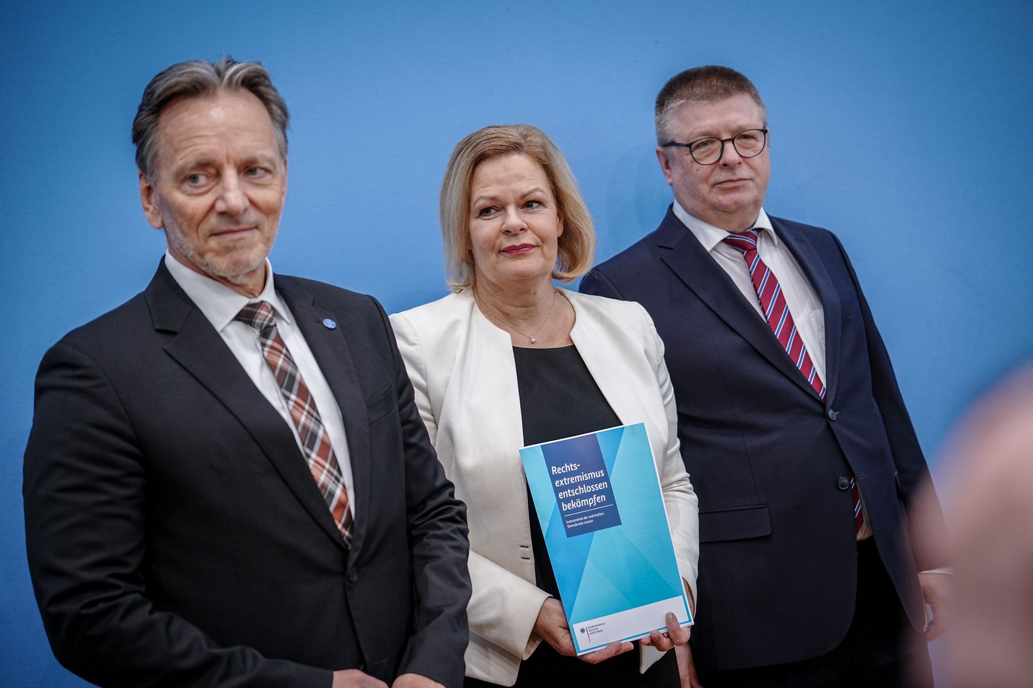 BKA-Präsident Holger Münch (l), Bundesinnenministerin Nancy Faeser und Verfassungsschutzpräsident Thomas Haldenwag stellen ein Maßnahmenpaket gegen Rechtsextremismus vor.
