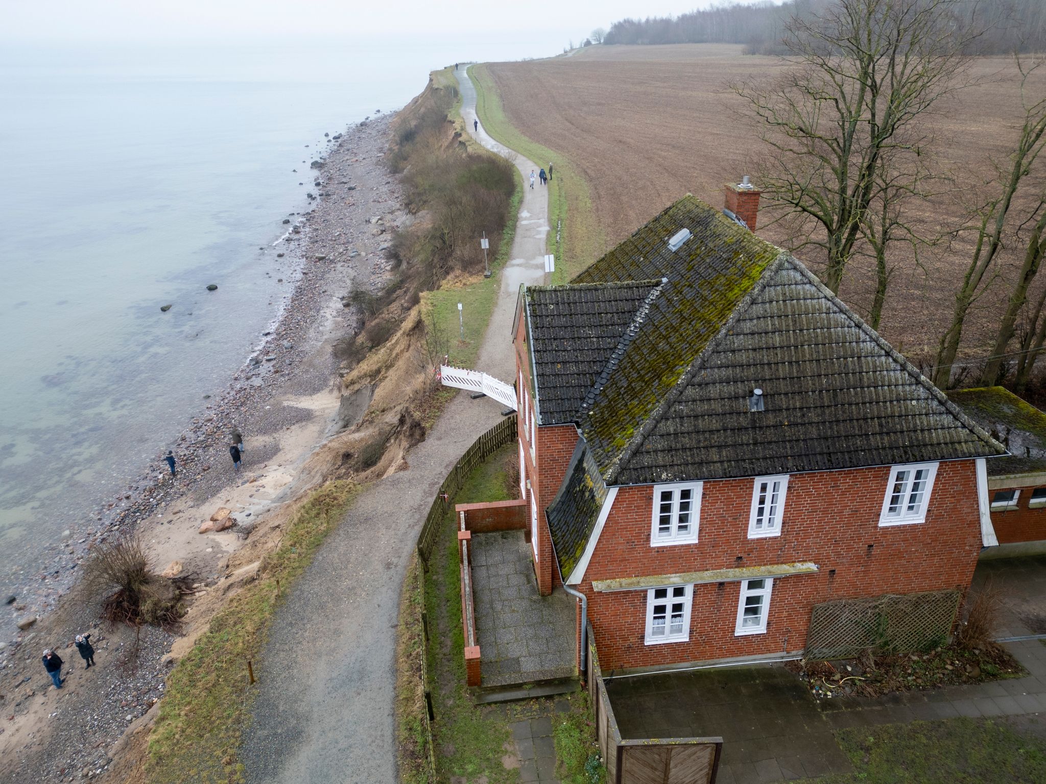 Die Steilküste und das Jugendhaus «Haus Seeblick» der Jugendorganisation «SJD - Die Falken» im Ortsteil Brodten an der Ostsee.