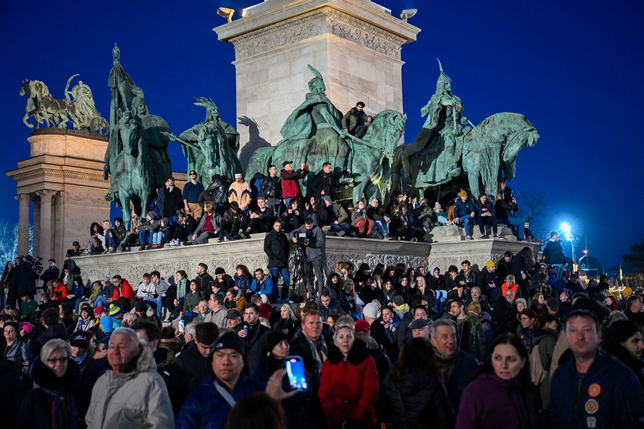 Menschen nehmen an einer Demonstration auf dem Heldenplatz in Budapest teil. Die Demonstrierenden fordern einen Wandel in der politischen Kultur des Landes, nachdem Ungarns Staatspräsidentin Katalin Novak auf Druck von Opposition und Regierung zurückgetreten ist.