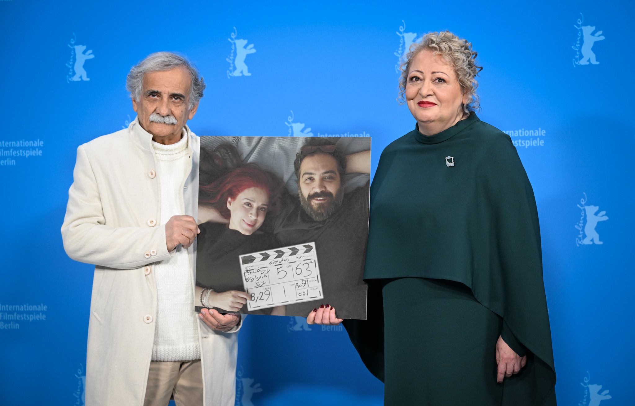 Die Schauspieler Esmail Mehrabi (l) und Lily Farhadpour (r) kamen ohne ihre Regisseure zur Berlinale - zeigten sie aber auf einem Foto.