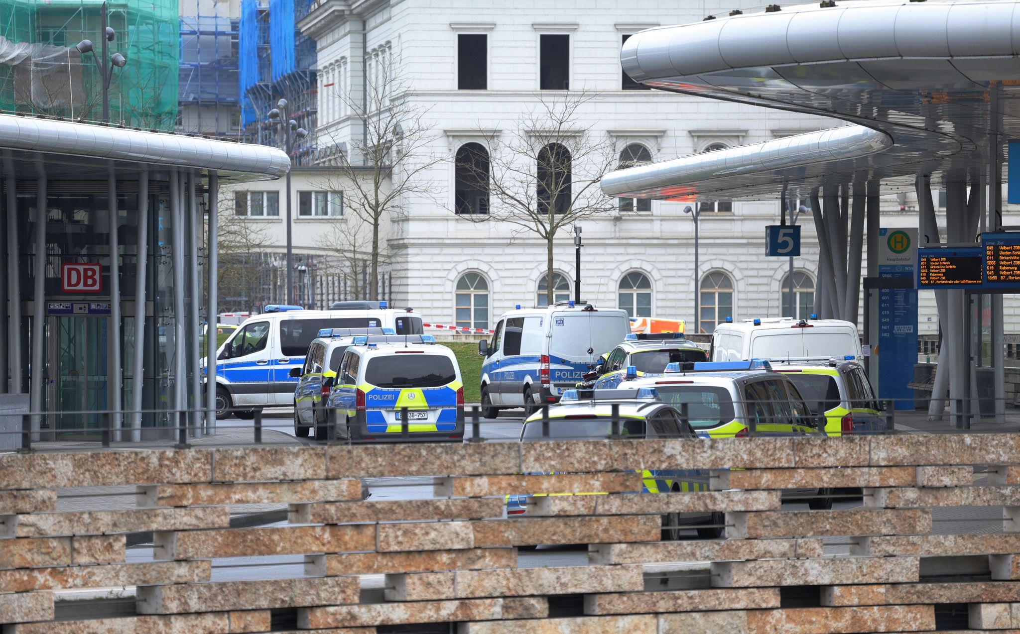 Spezialkräfte der Polizei haben im Wuppertaler Hauptbahnhof einen Mann aus einem Zug geholt und festgenommen.