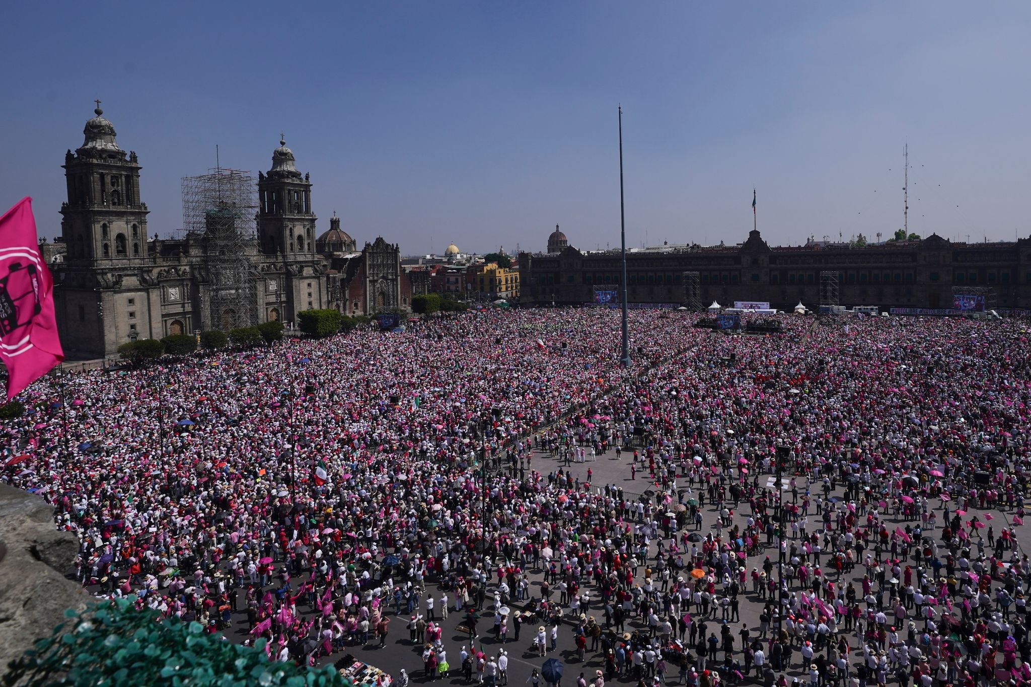 Knapp dreieinhalb Monate vor den Präsidenten- und Parlamentswahlen füllen Demonstranten unter anderem den zentralen Platz in Mexiko-Stadt. Sie protestieren für Demokratie und faire Wahlen.