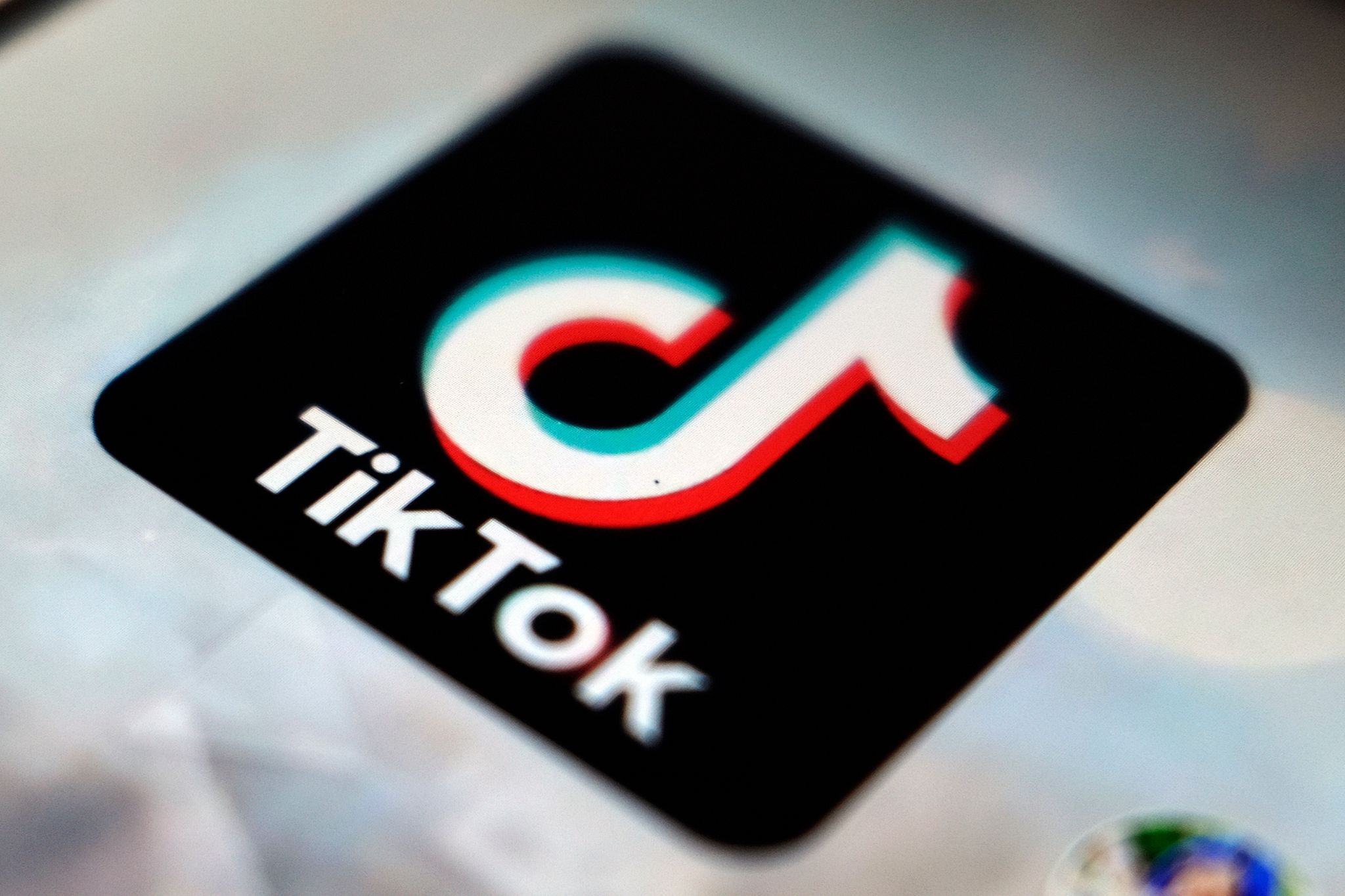 Gegen die Online-Plattform TikTok wird von seiten der EU-Kommission ein Verfahren eröffnet.