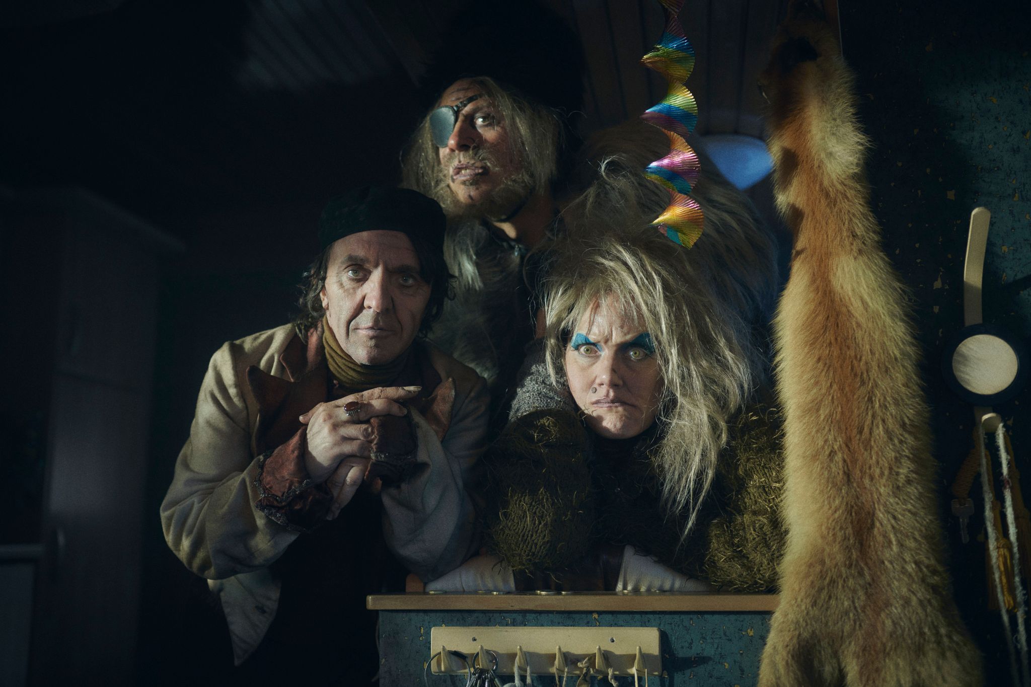David Bennent (l) als Rumpelstilzchen, Moritz Führmann als Riese und Anna Schudt als Hexe in einer Szene des Films «Spuk unterm Riesenrad».
