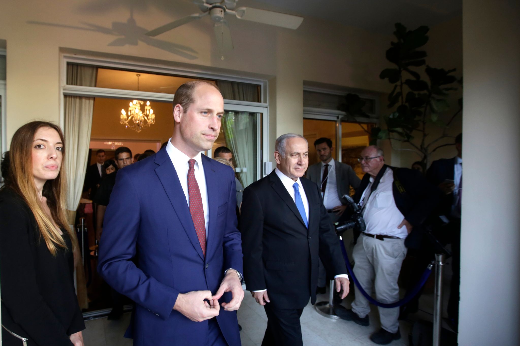 Der britische Prinz William (m) 2018 mit dem israelischen Ministerpräsidenten Benjamin Netanjahu in Israel.
