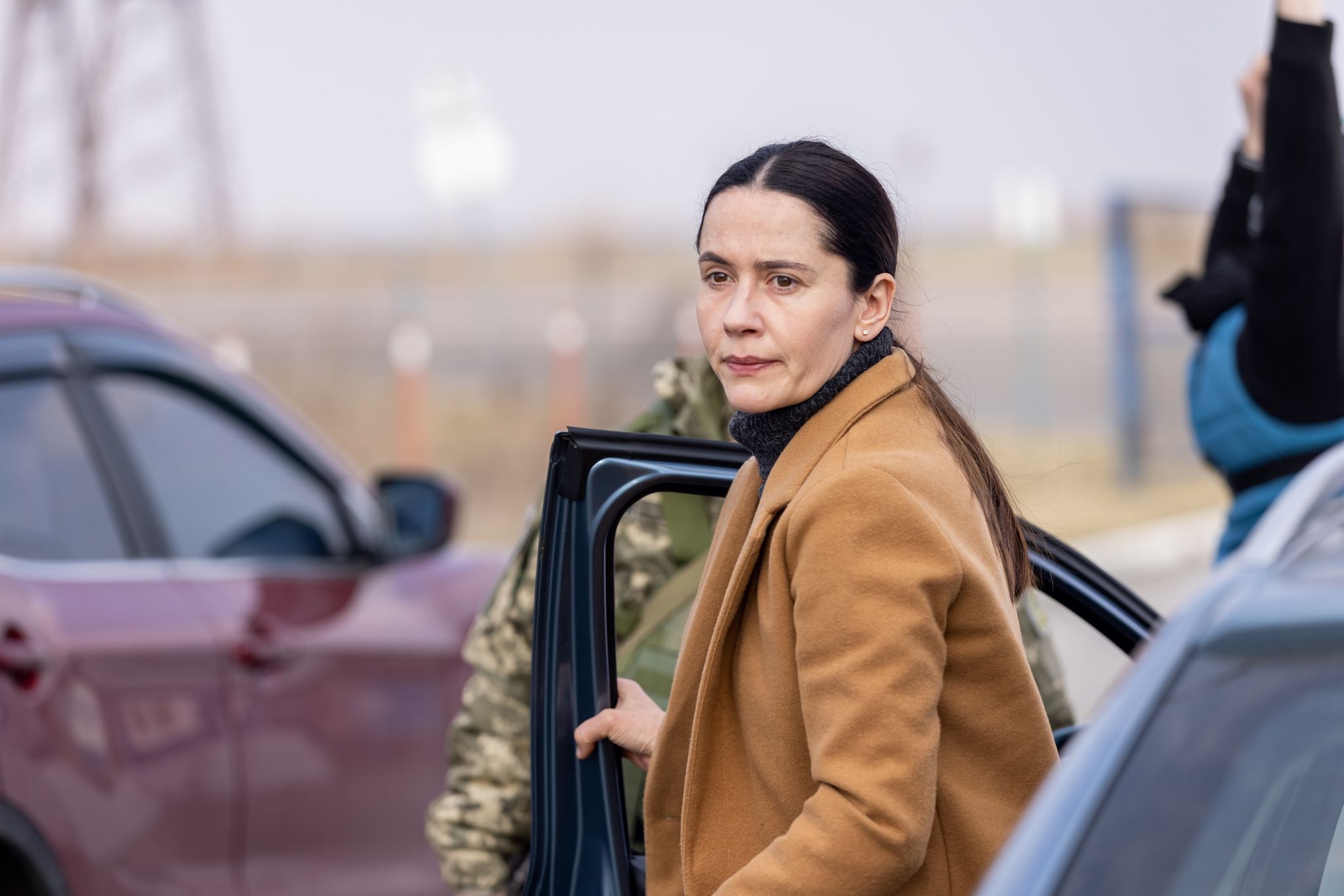 Die ukrainische Therapeutin Lydia (Anastasia Karpenko) bietet Mitfahrmöglichkeiten in ihrem Auto an.