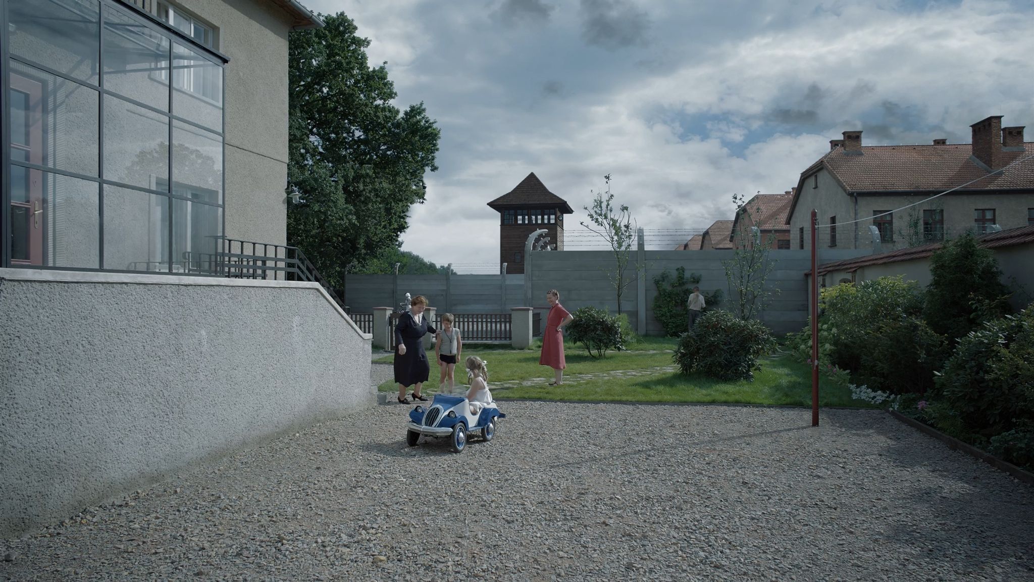 Das Grauen von Auschwitz hinter der Gartenmauer. Doch das Drama «The Zone Of Interest» spielt vor der Mauer.