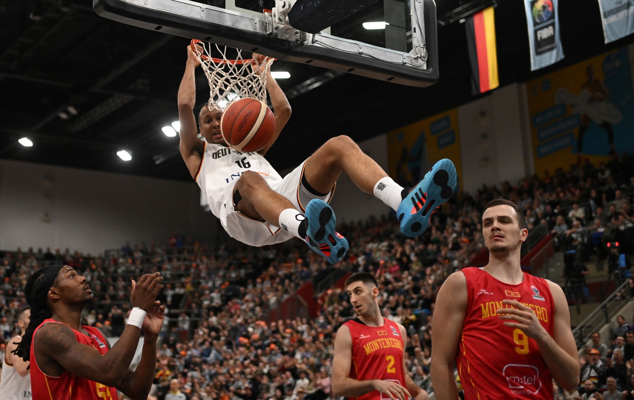 Da kommt nicht jeder hin: Der deutsche Basketballspieler Louis Olinde hängt sich bei der EM-Qualifikation Deutschland gegen Montenegro in Ludwigsburg an den Korb.