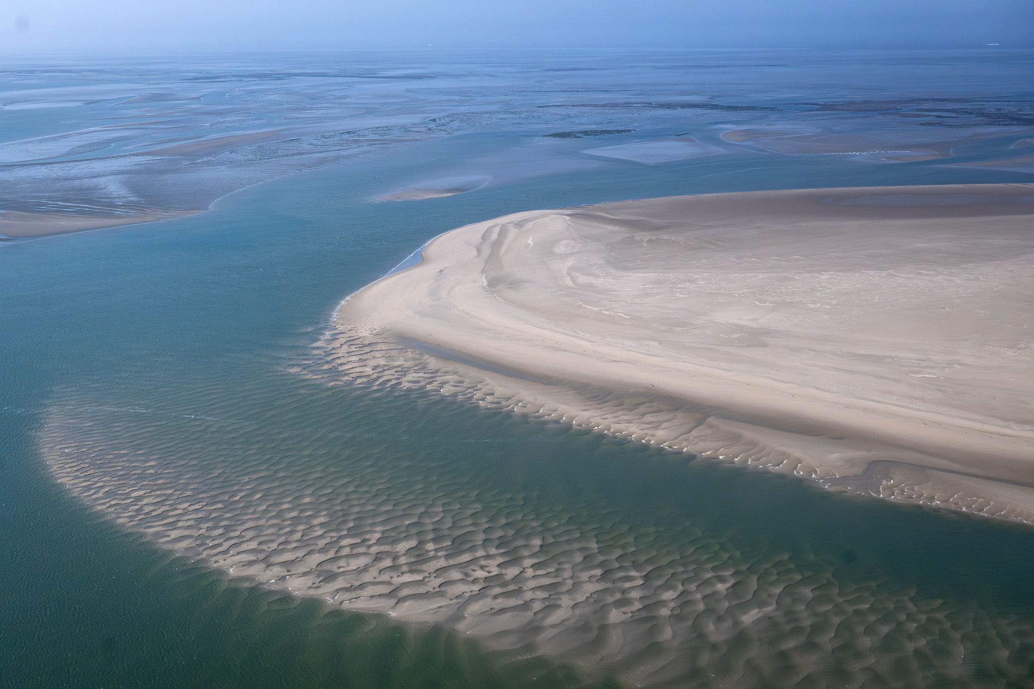 Die Sandbänke zwischen den ostfriesischen Inseln aus der Luft. Der Klimawandel hat Folgen für das Ökosystem im Wattenmeer.