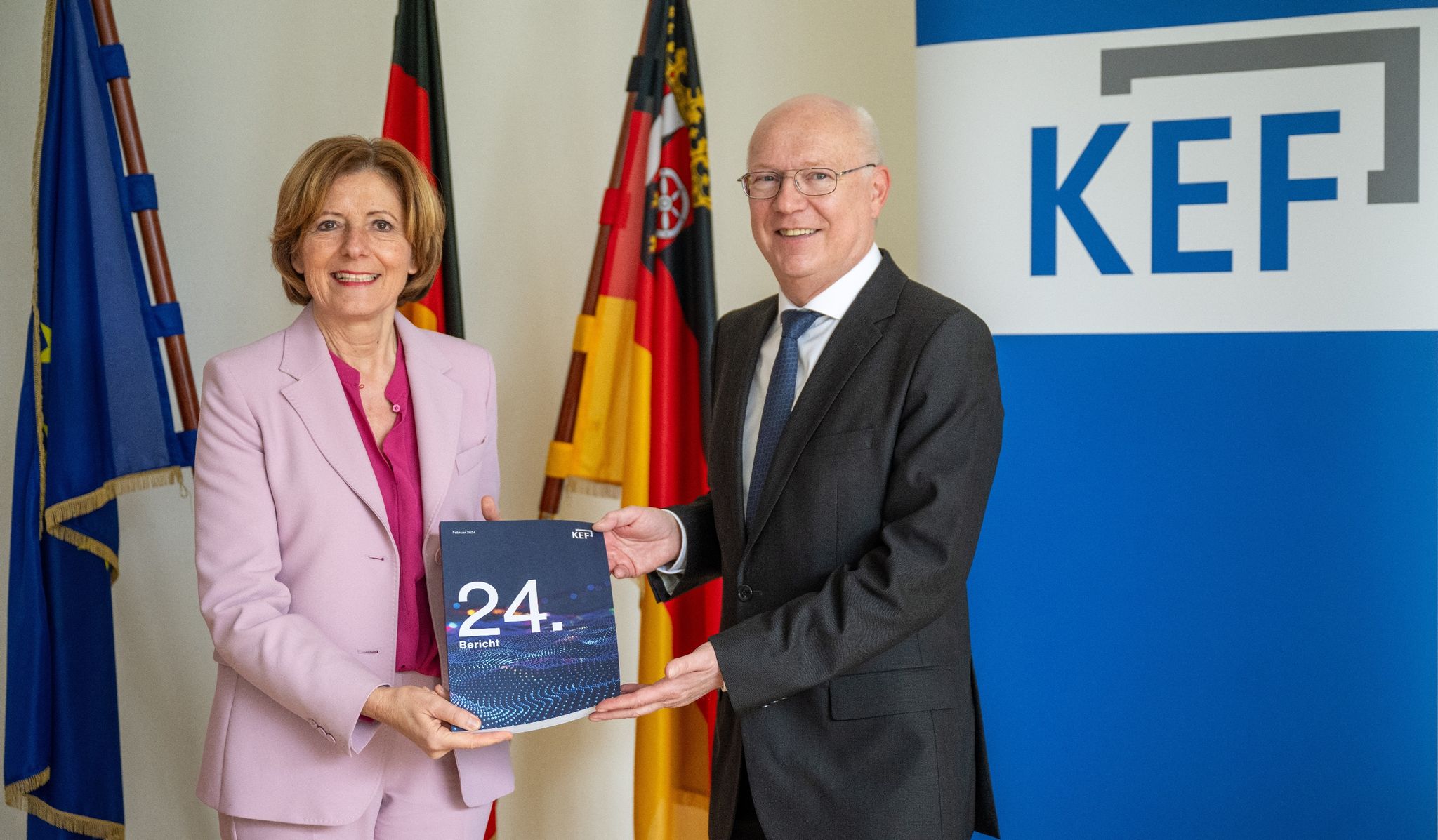Der KEF-Vorsitzende Martin Detzel übergibt den 24. KEF-Bericht an Ministerpräsidentin Malu Dreyer.