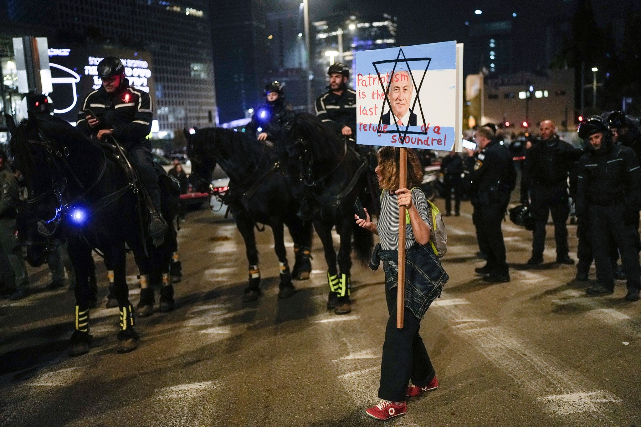 «Du bist der Leader! Du bist schuld!»: Tausende Menschen haben in mehreren israelischen Städten für die Freilassung von Geiseln aus der Gewalt der Hamas und gegen die Regierung von Ministerpräsident Benjamin Netanjahu demonstriert. So wie hier in Tel Aviv.