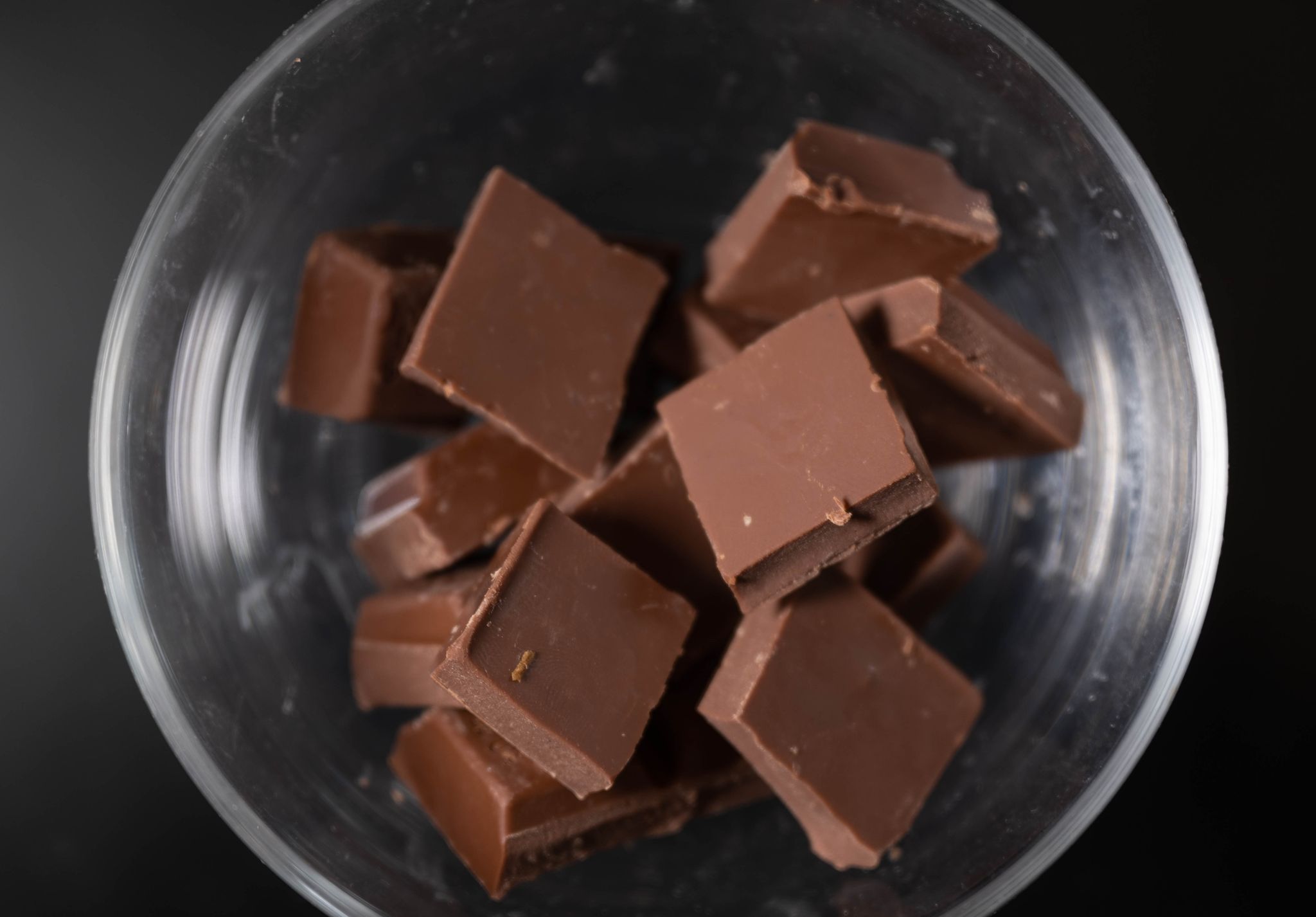 Eine Schale mit Schokolade steht auf einem Couchtisch. Der steigende Kakao-Preis könnte bald auch Auswirkungen auf die Schokolade im Supermarkt haben.