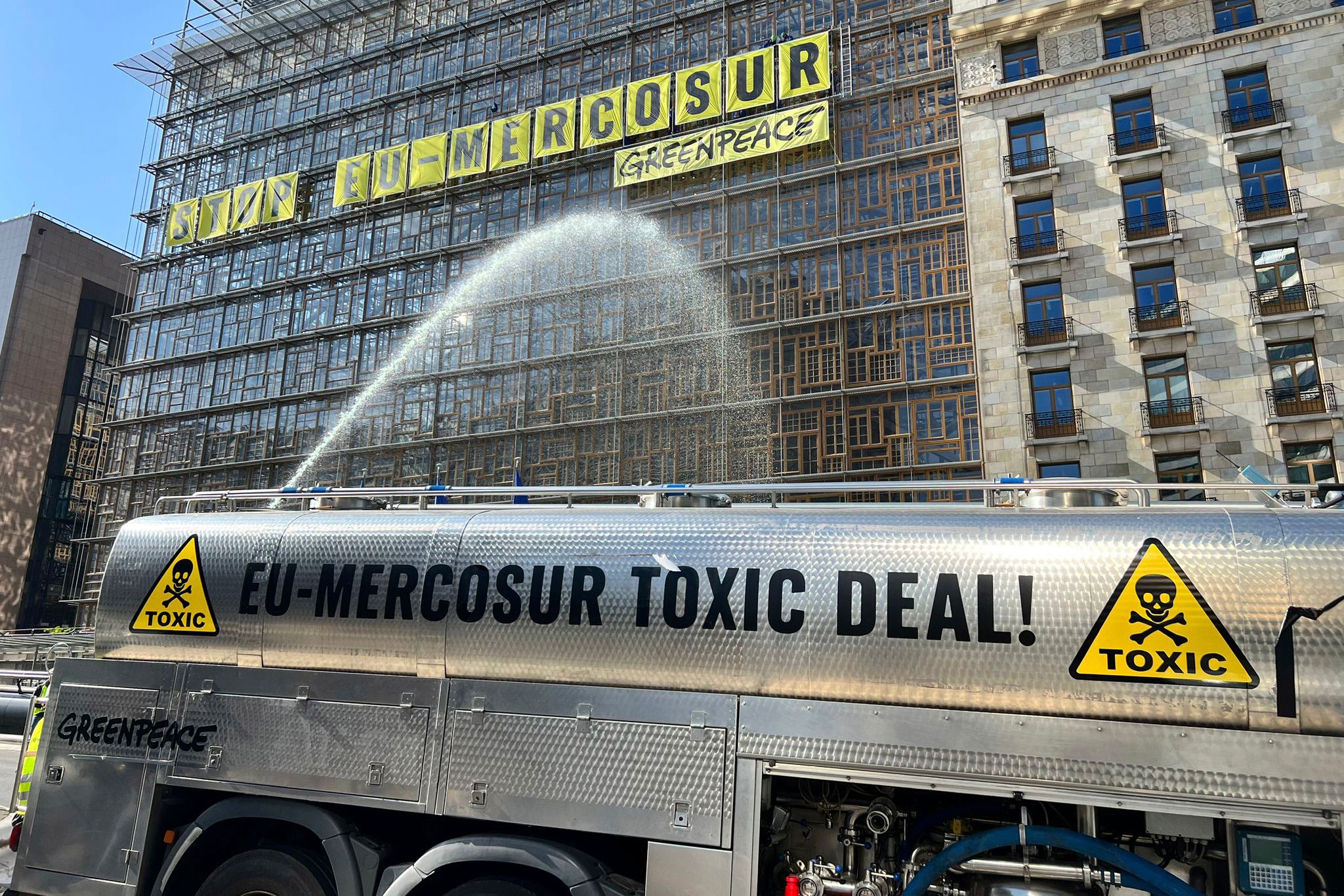 Die Umweltschützer von Greenpeace bringen ihren Unmut über das geplante EU-Mercosur-Abkommen zum Ausdruck.