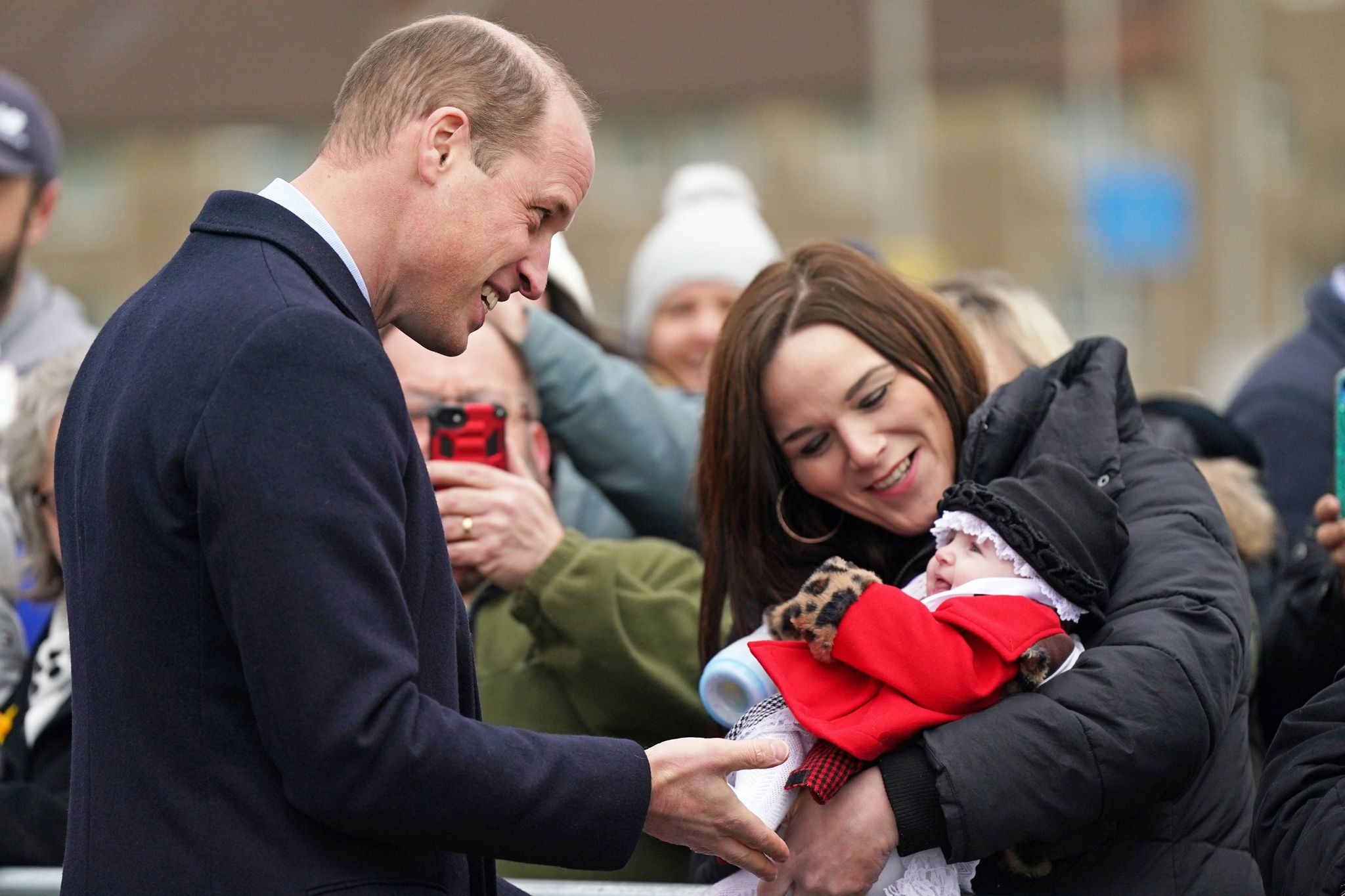 Prinz William trägt Babys offenbar meist auf dem rechten Arm.