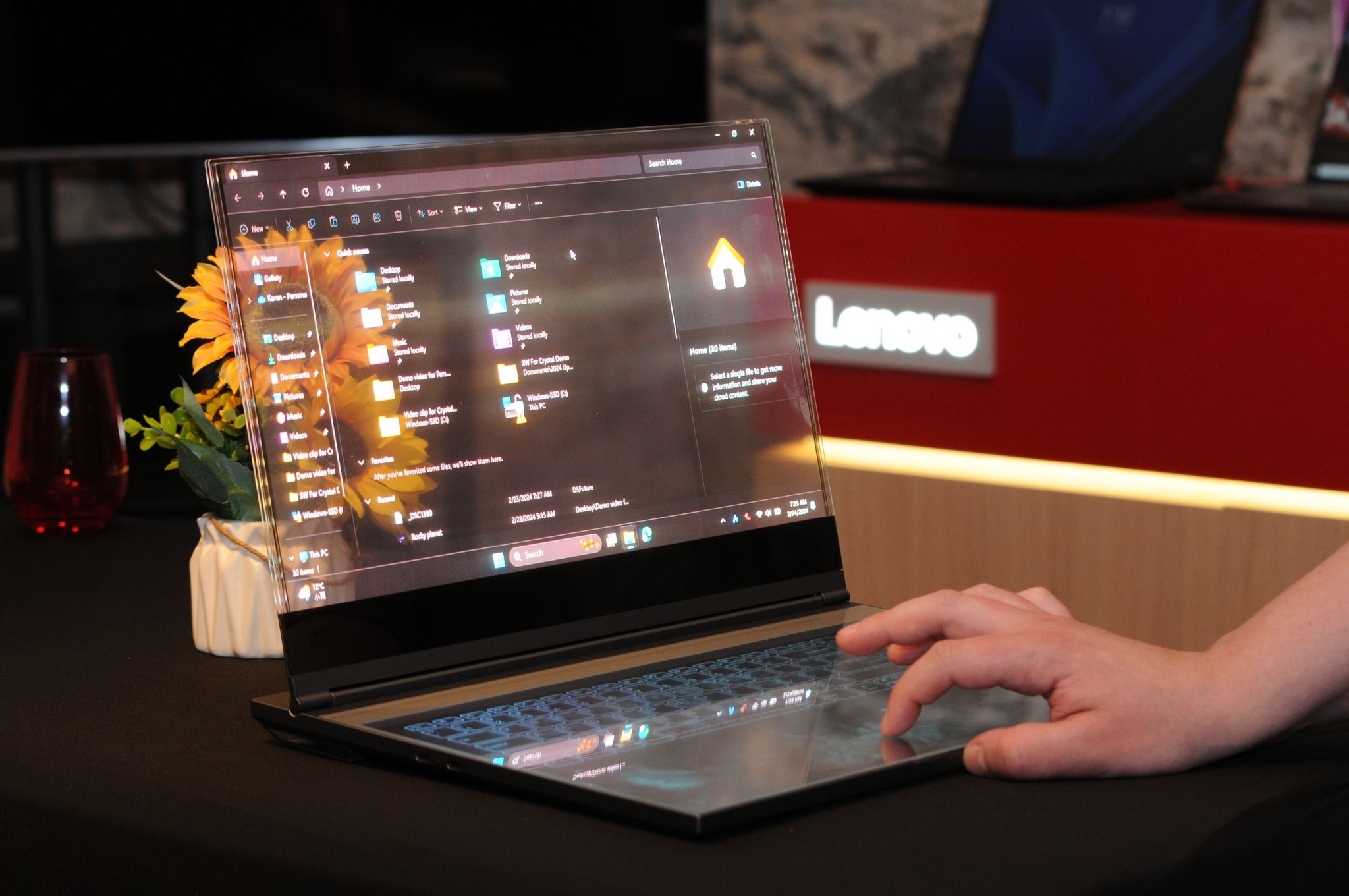 Laptop mit einem durchsichtigen Bildschirm - das Gerät soll unter anderem Designern die Arbeit erleichtern.