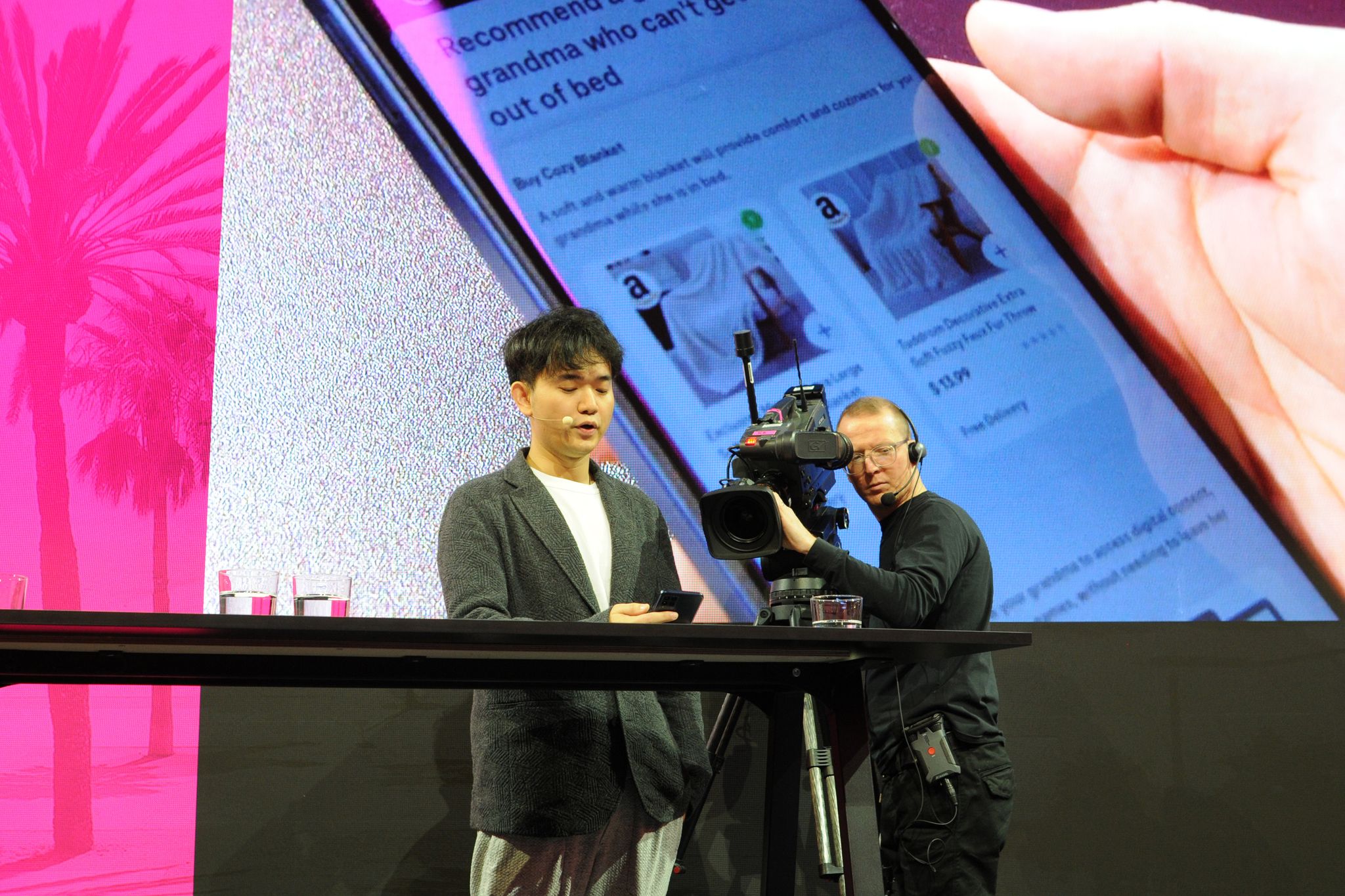 Der Gründer und Chef des US-Technologieunternehmens Brain Technologies, Jerry Yue, stellt bei der Mobile World Congress in Barcelona den Prototypen eines KI-Smartphones der Deutschen Telekom vor.