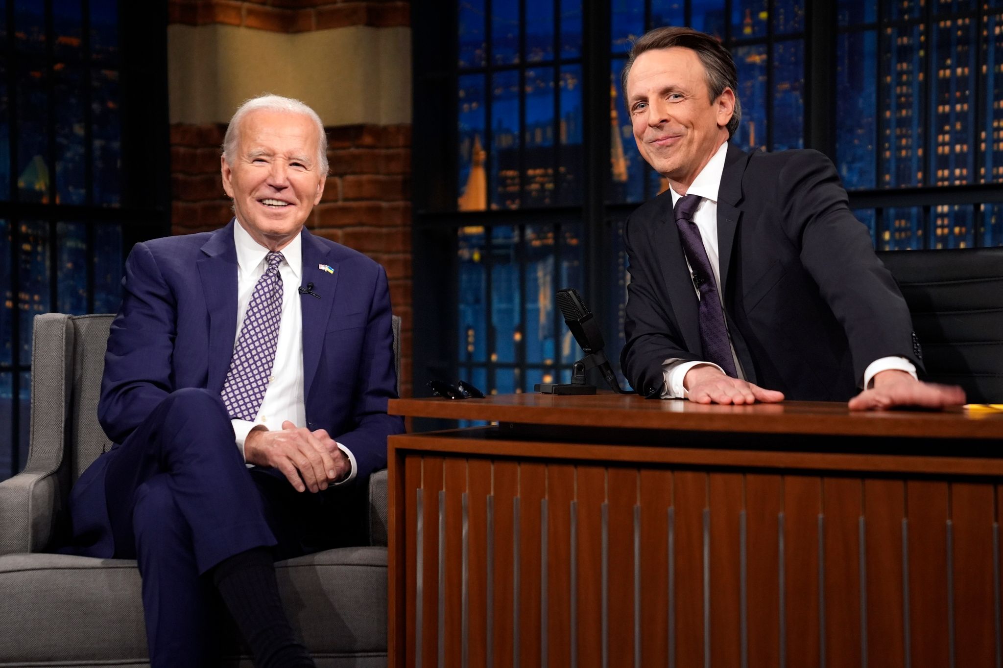 Joe Biden (l) war bereits vor zehn Jahren als Gast in der Sendung «Late Night with Seth Meyers».