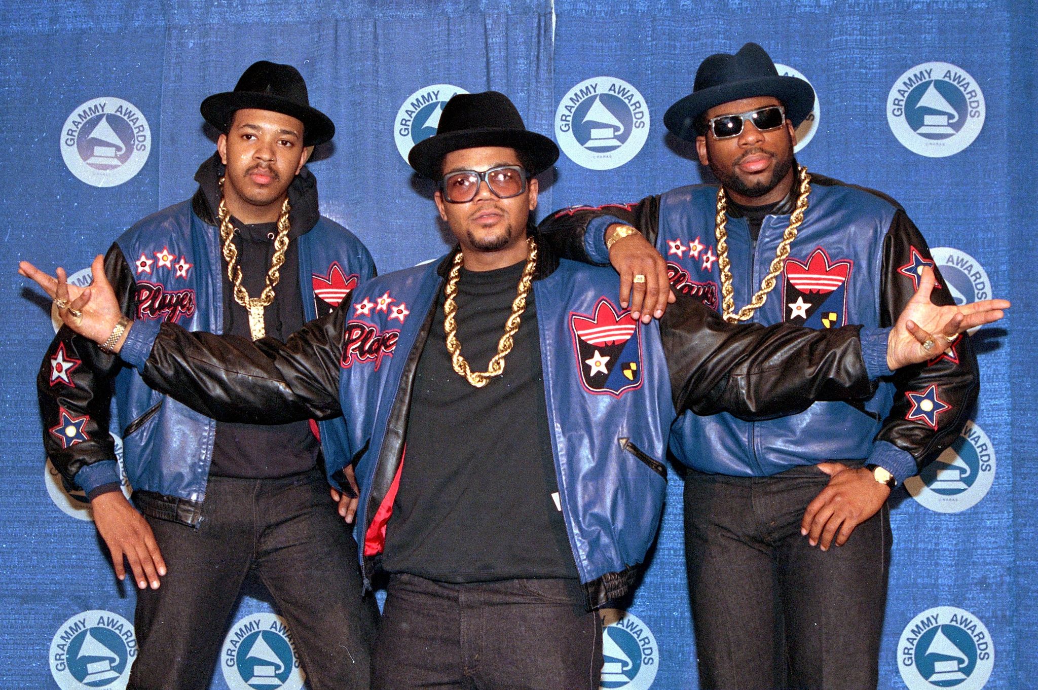 Die Rap-Gruppe Run-DMC: Joseph «Run» Simmons (l-r), Darryl «DMC» McDaniels und Jason Mizell «Jam Master Jay», im März 1988.