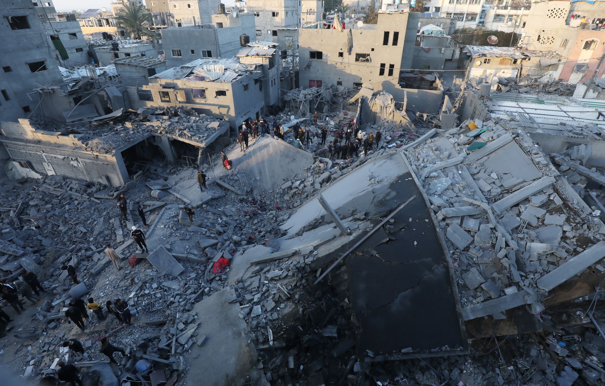 Das Ausmaß aus der Luft: Nach israelischen Luftangriffen in Nusairat begutachten Menschen die Schäden und bergen Gegenstände aus ihren Häusern.